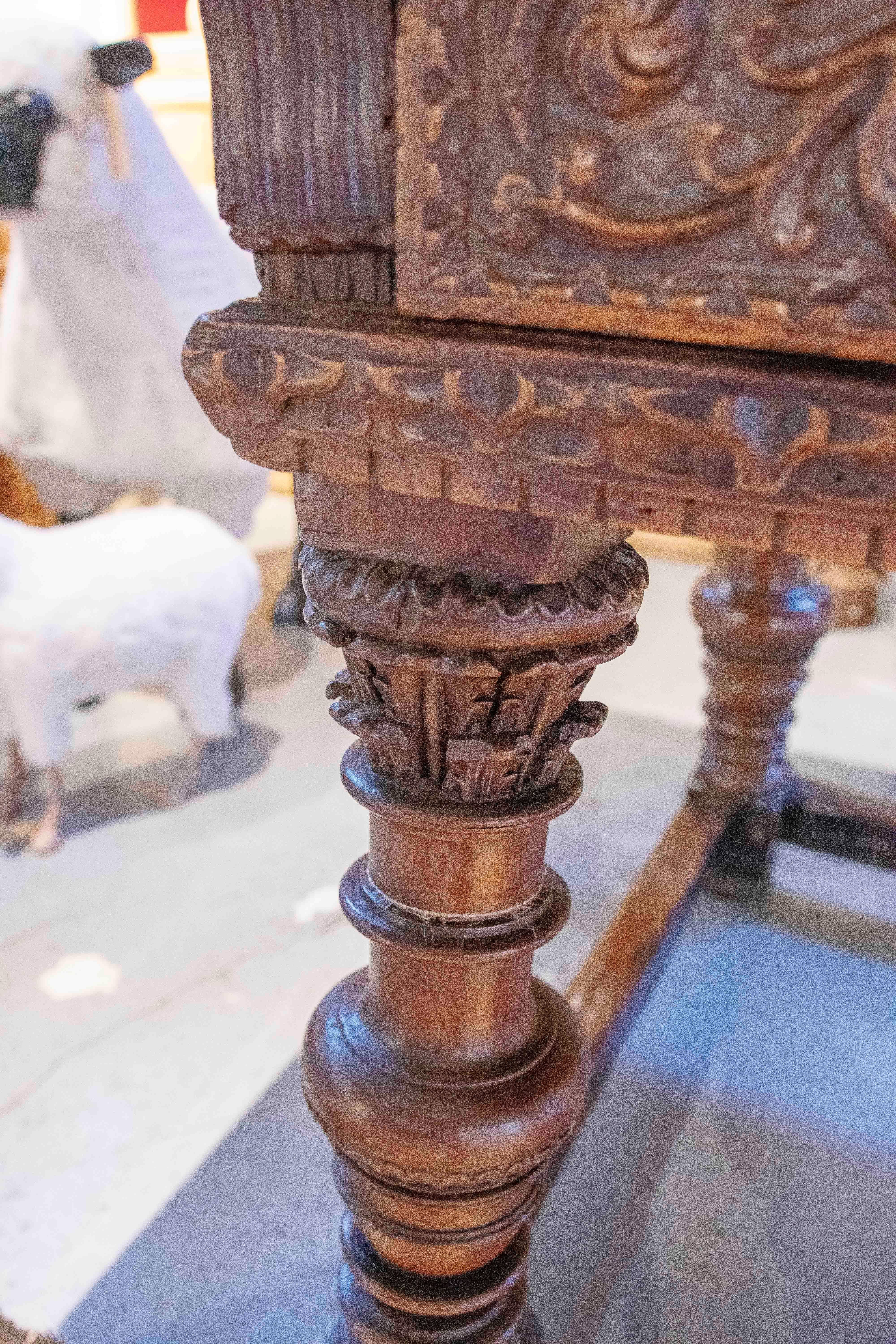 17th Hand-Carved Wooden Table from Burgos with Drawers For Sale 9