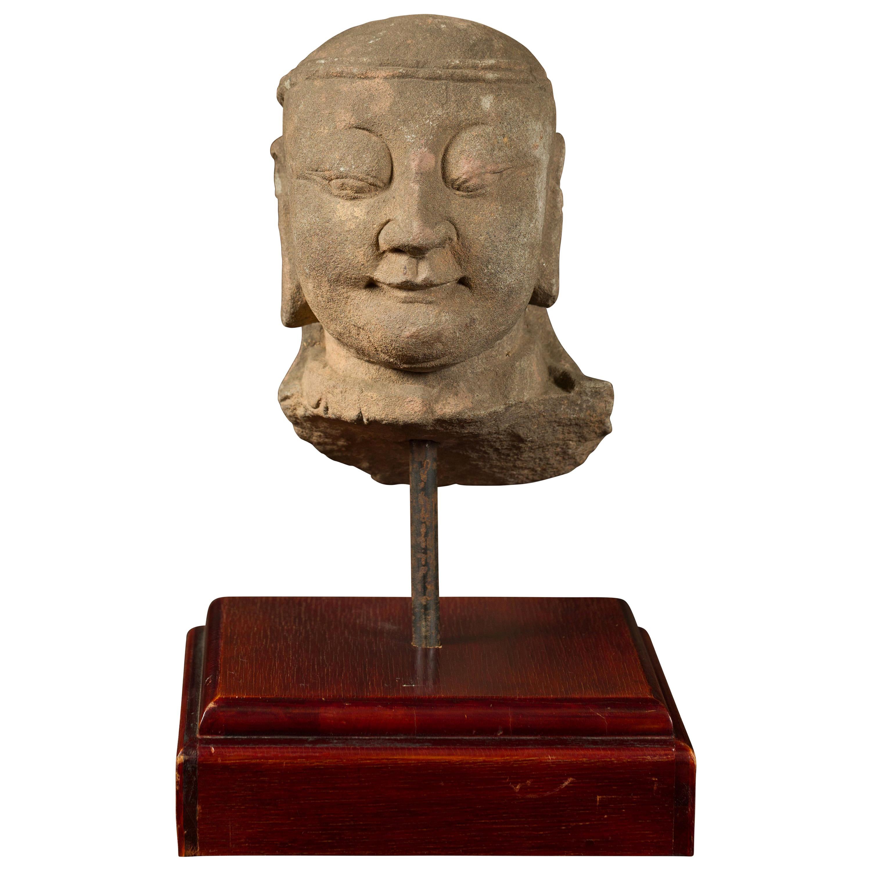 Tête d'homme en pierre sculptée à la main du 17e ou 18e siècle, montée sur une base