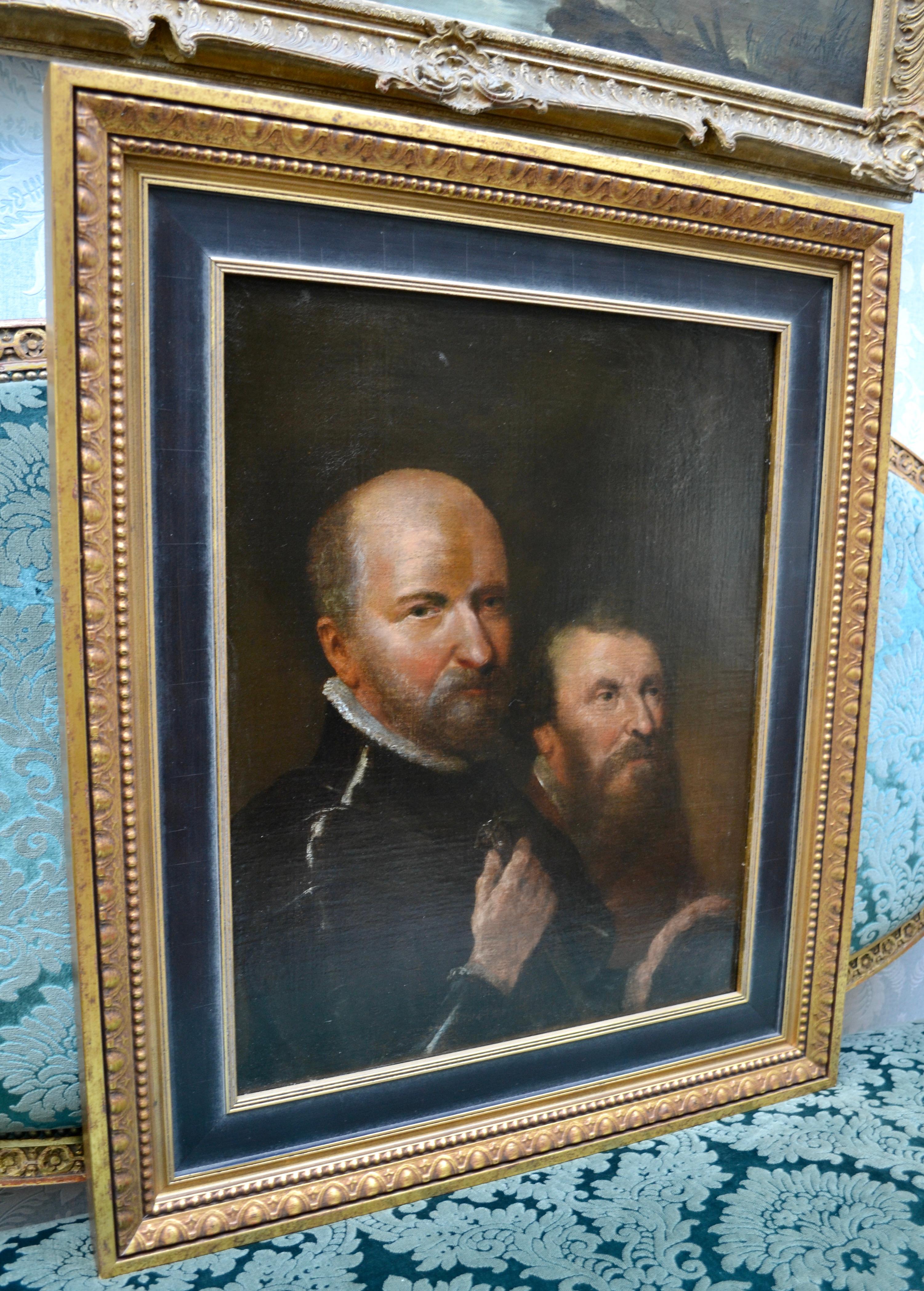 Une toile non signée représentant deux hommes barbus de la Renaissance, peints à partir de la taille, dans une étreinte amoureuse postérieure. Le tableau est très probablement anglais de la fin du 17e ou du 18e siècle. Le revêtement a été refait il