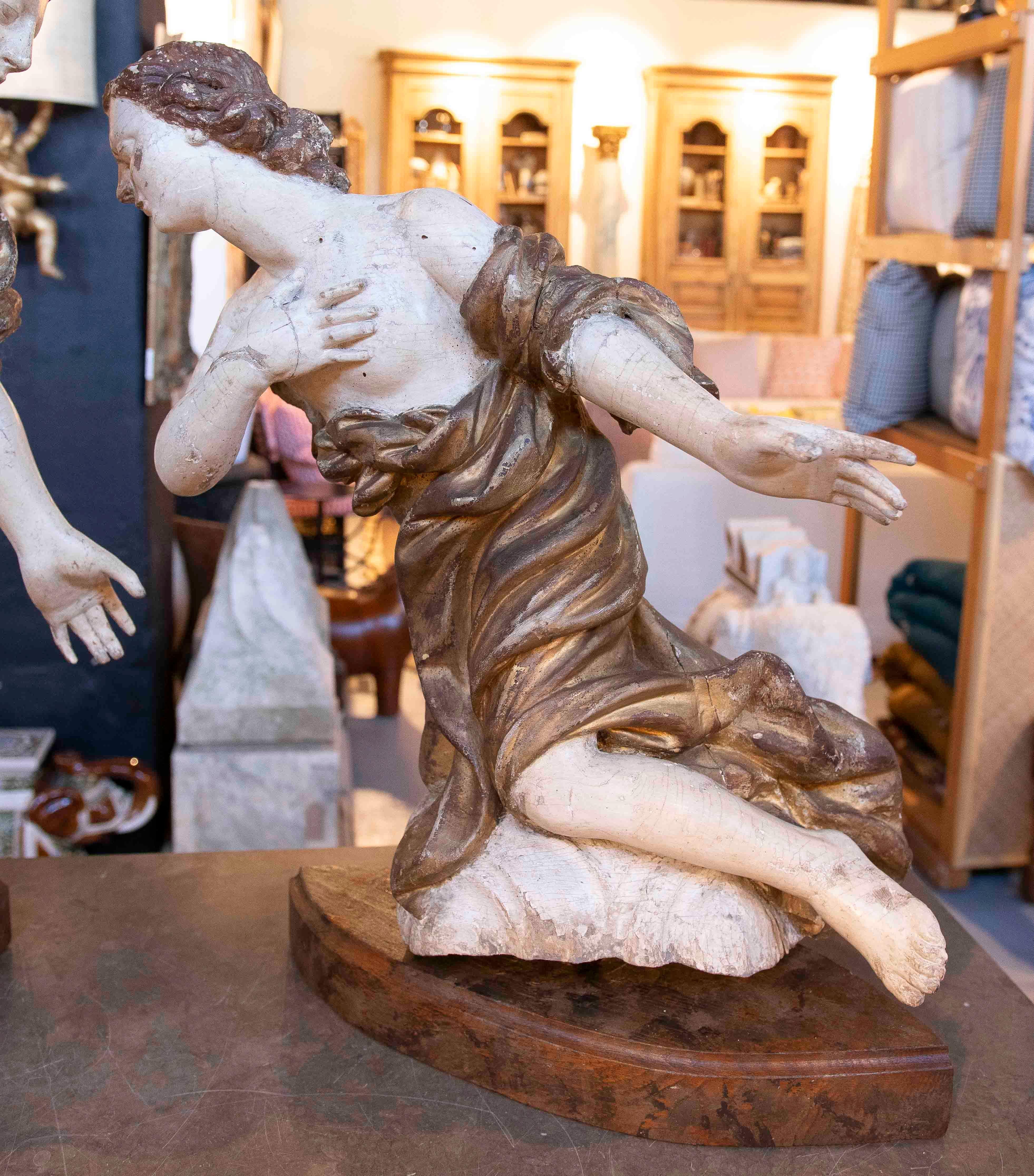 Sculpté à la main 17e paire de sculptures antiques d'anges en Wood Wood polychrome en vente