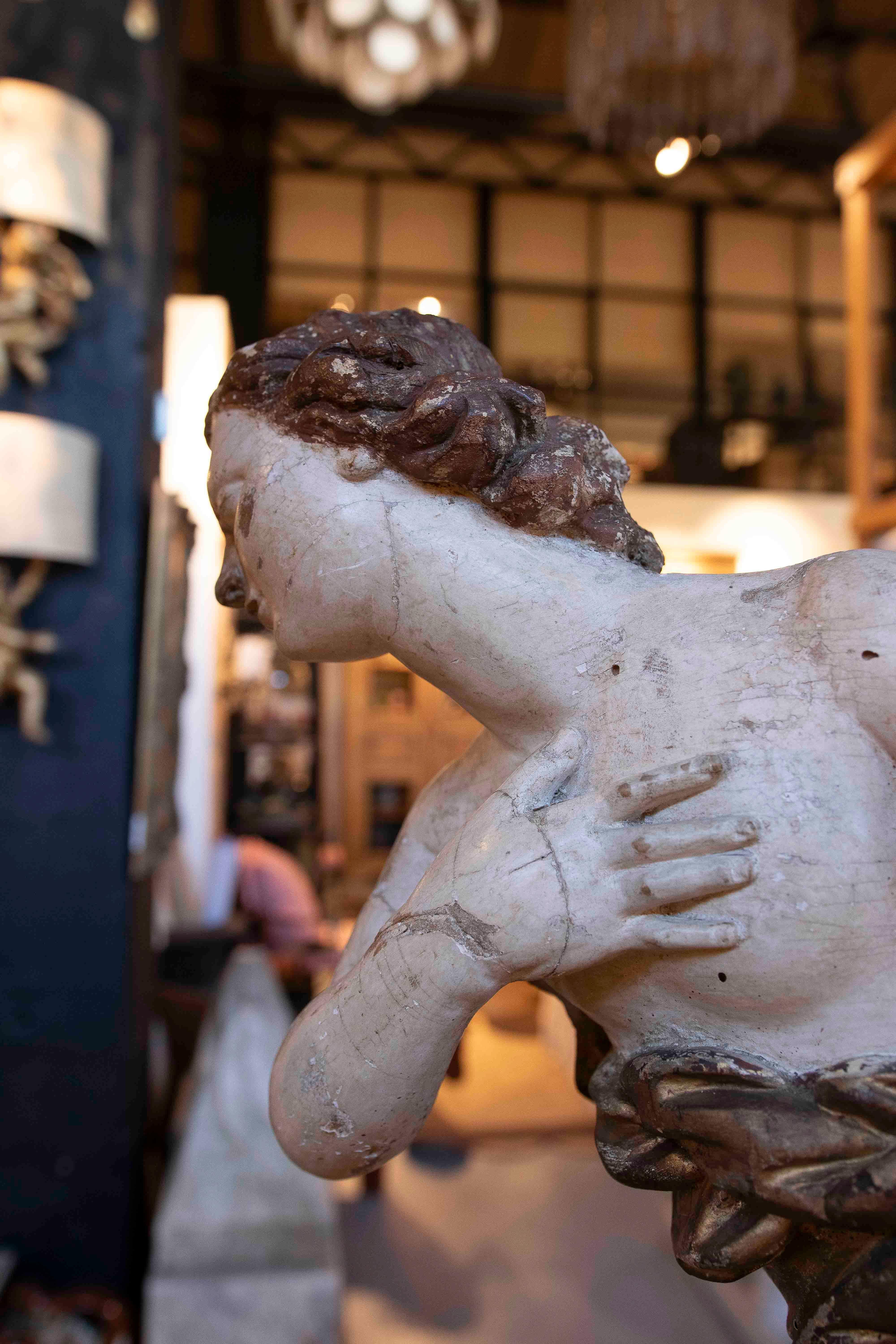 XVIIIe siècle et antérieur 17e paire de sculptures antiques d'anges en Wood Wood polychrome en vente