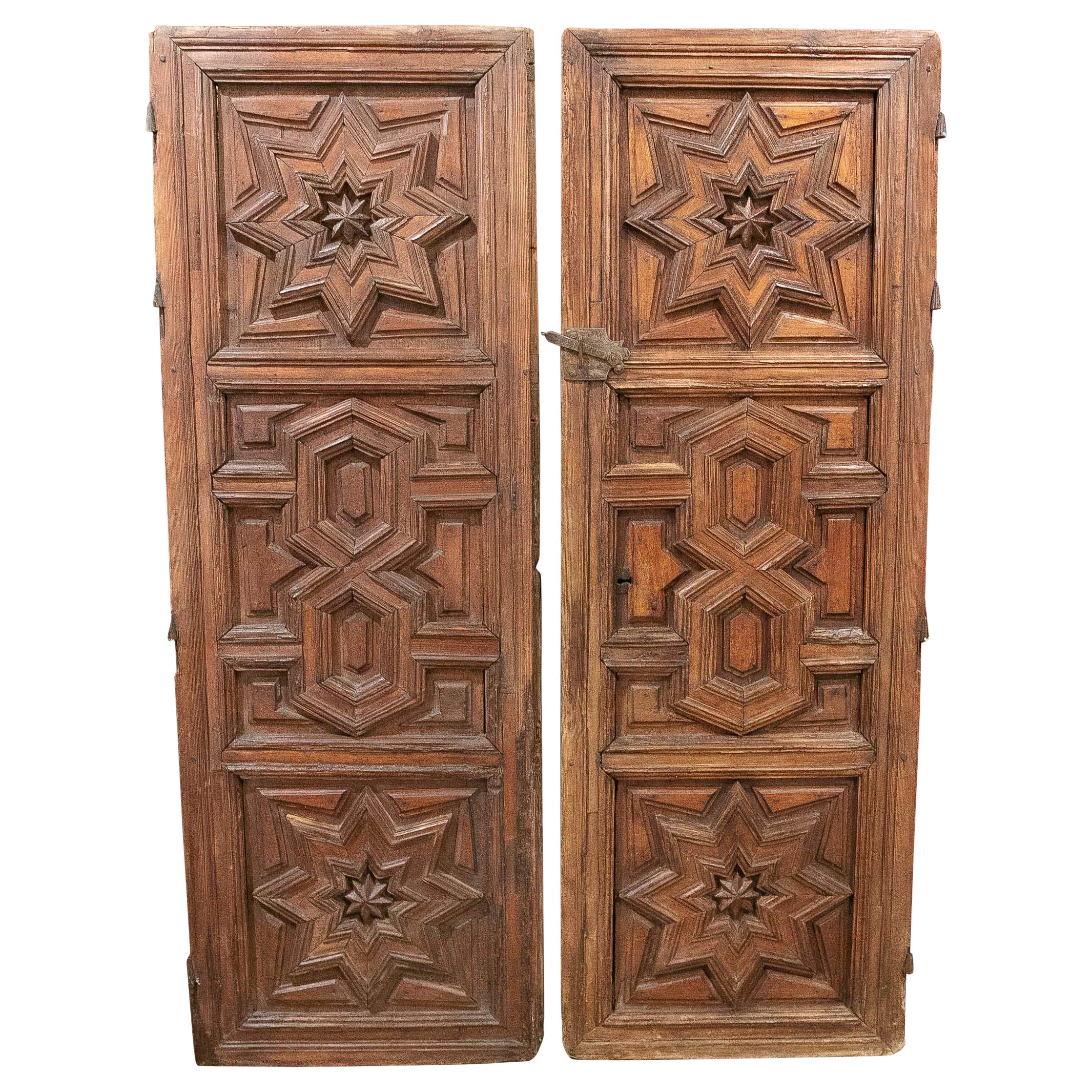 17° Coppia di porte di legno intagliate con motivi geometrici