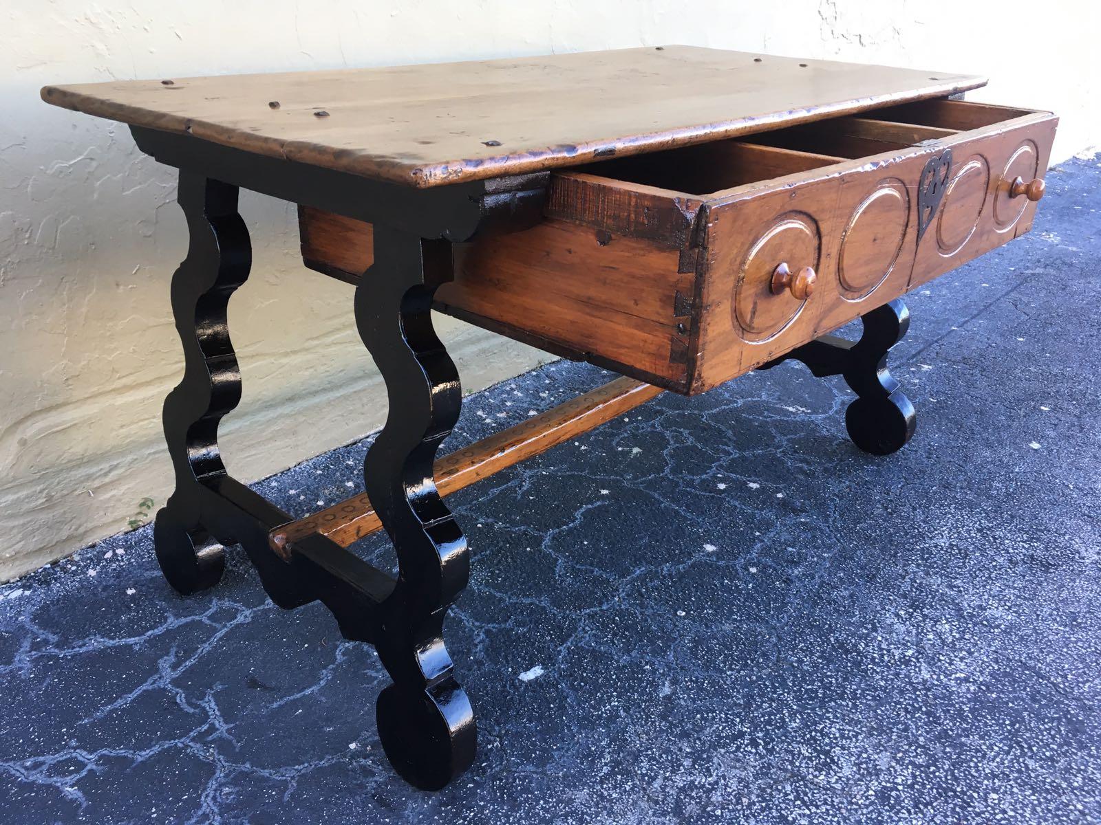 17th Spanish Refectory Table, Writing Desk, One Large Drawer im Zustand „Hervorragend“ in Miami, FL