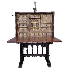 17ème Cabinet sur Stand en Noyer Espagnol, Bureau, Original 'Bargueño'.