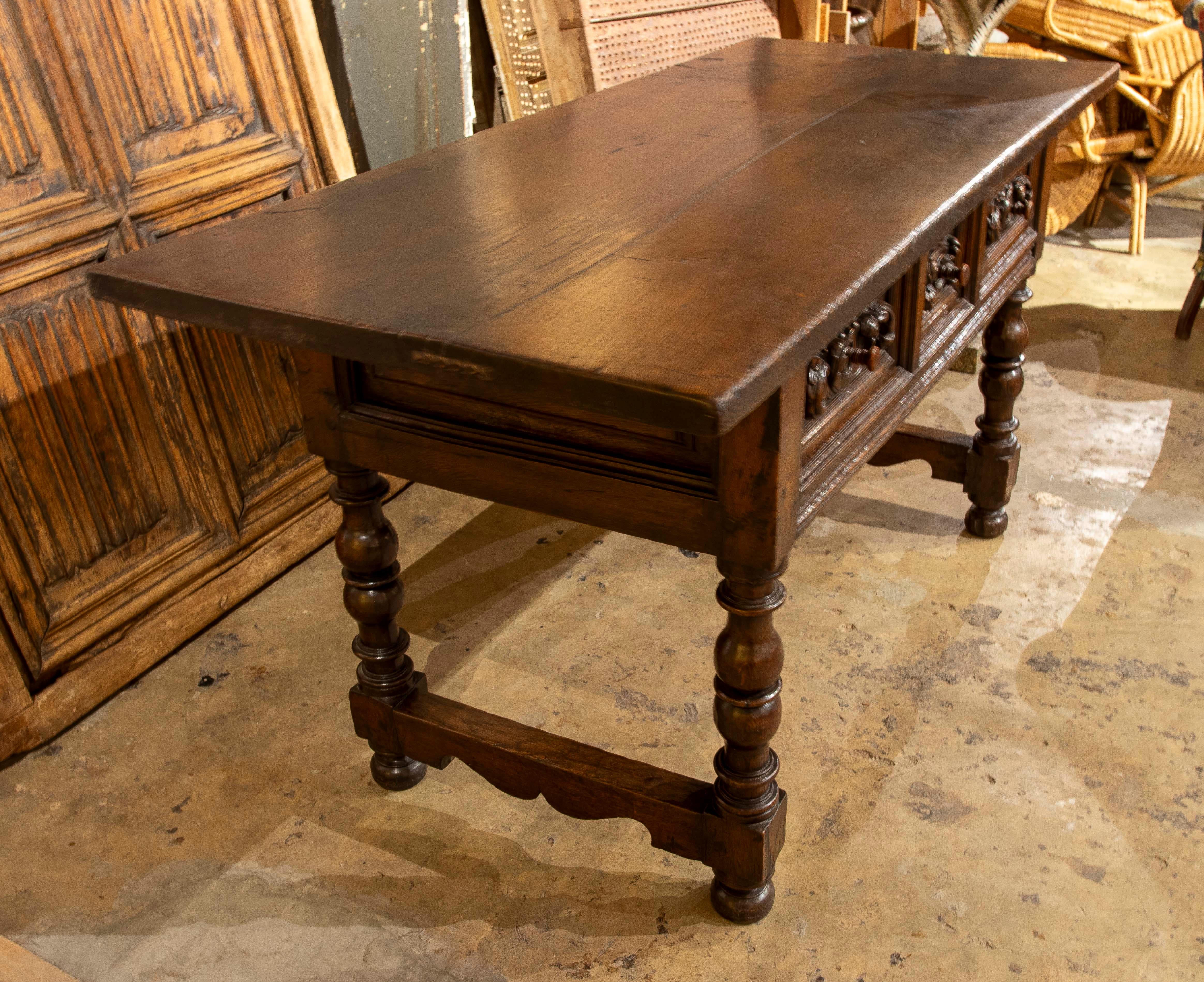 17th Spanish Walnut Table with Hand Carved Drawers & Turned Legs In Good Condition In Marbella, ES