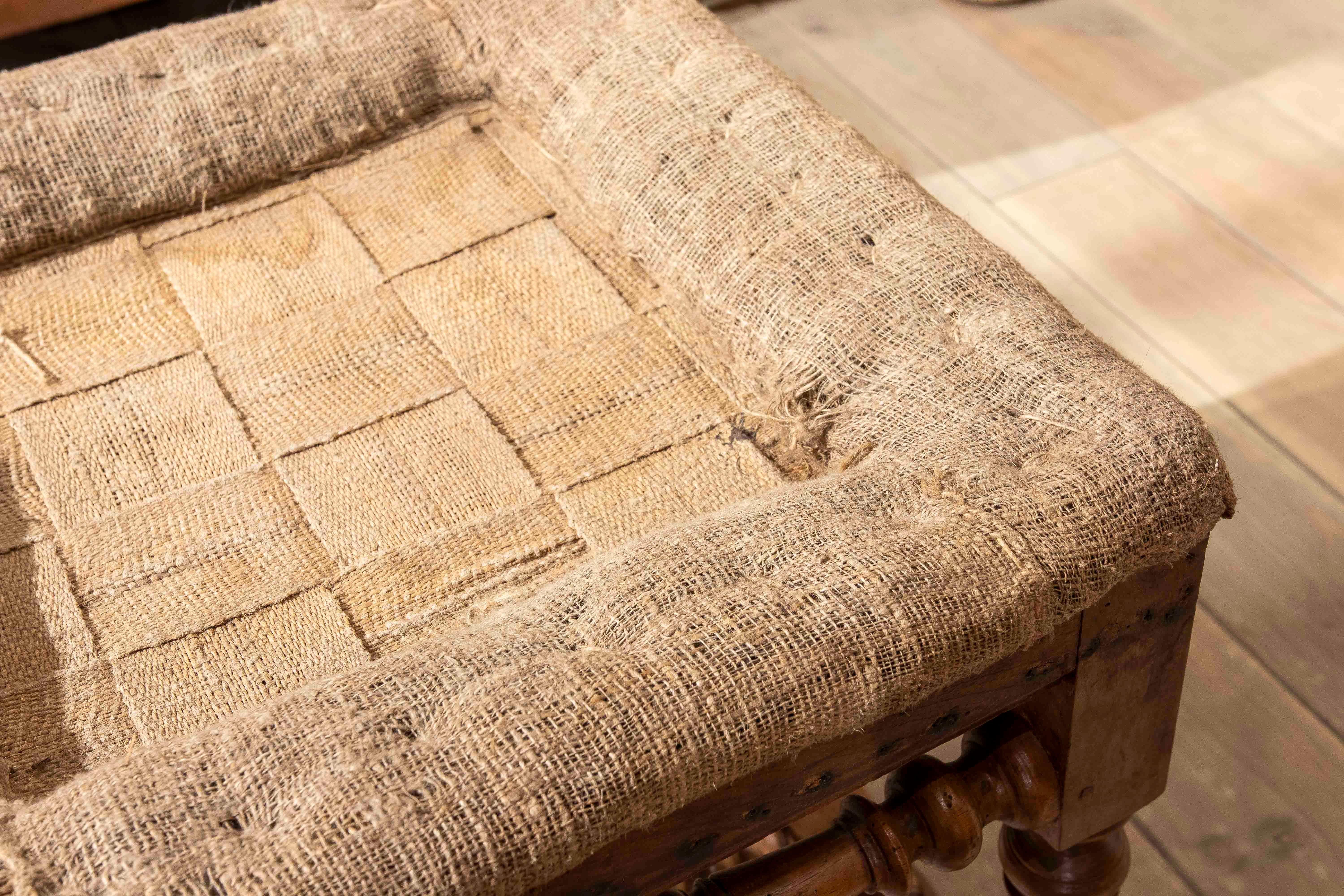17. Vintage geschnitzter Holzhocker mit original unbedecktem Sitz im Angebot 5