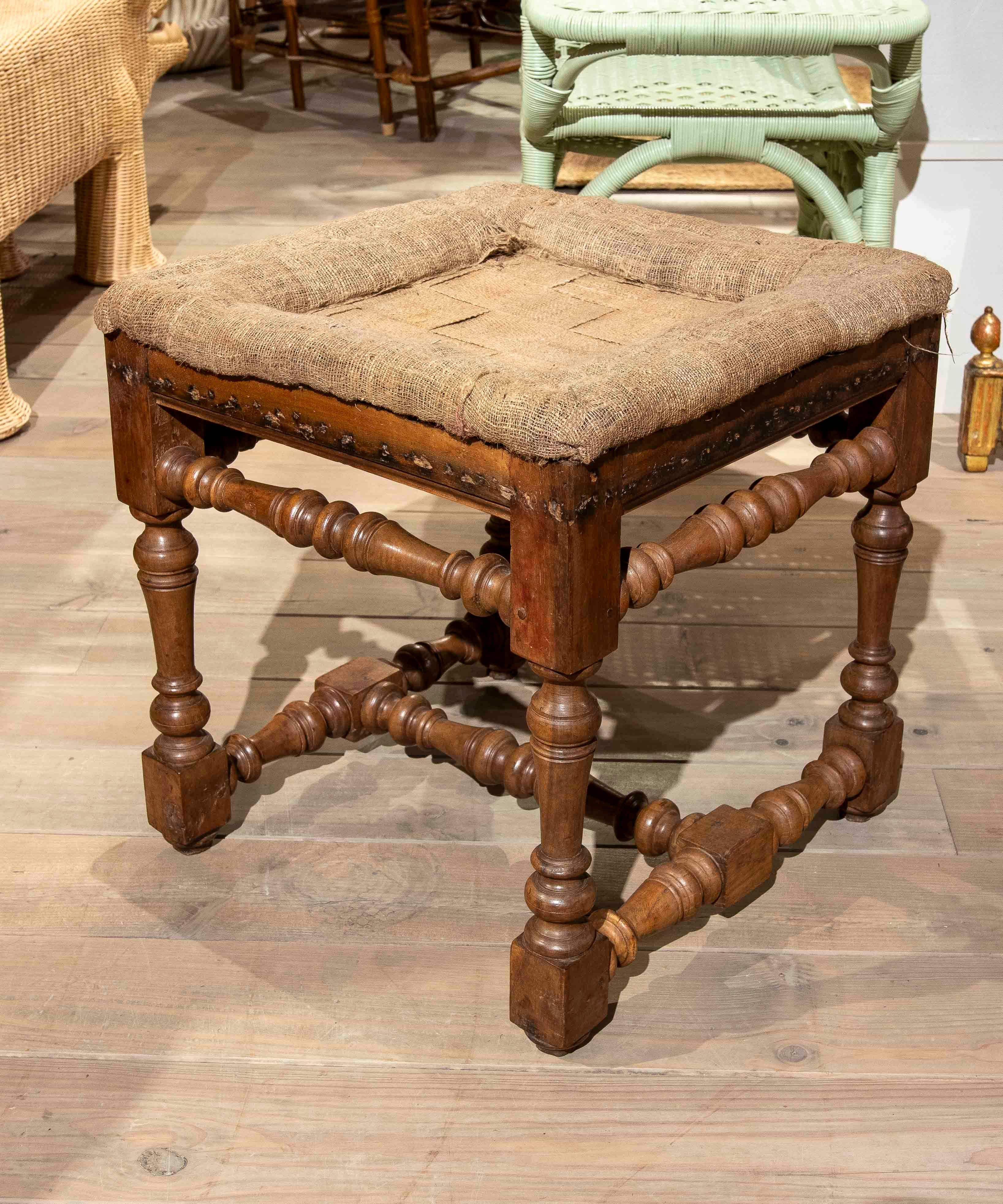 17. Vintage geschnitzter Holzhocker mit original unbedecktem Sitz (Spanisch) im Angebot