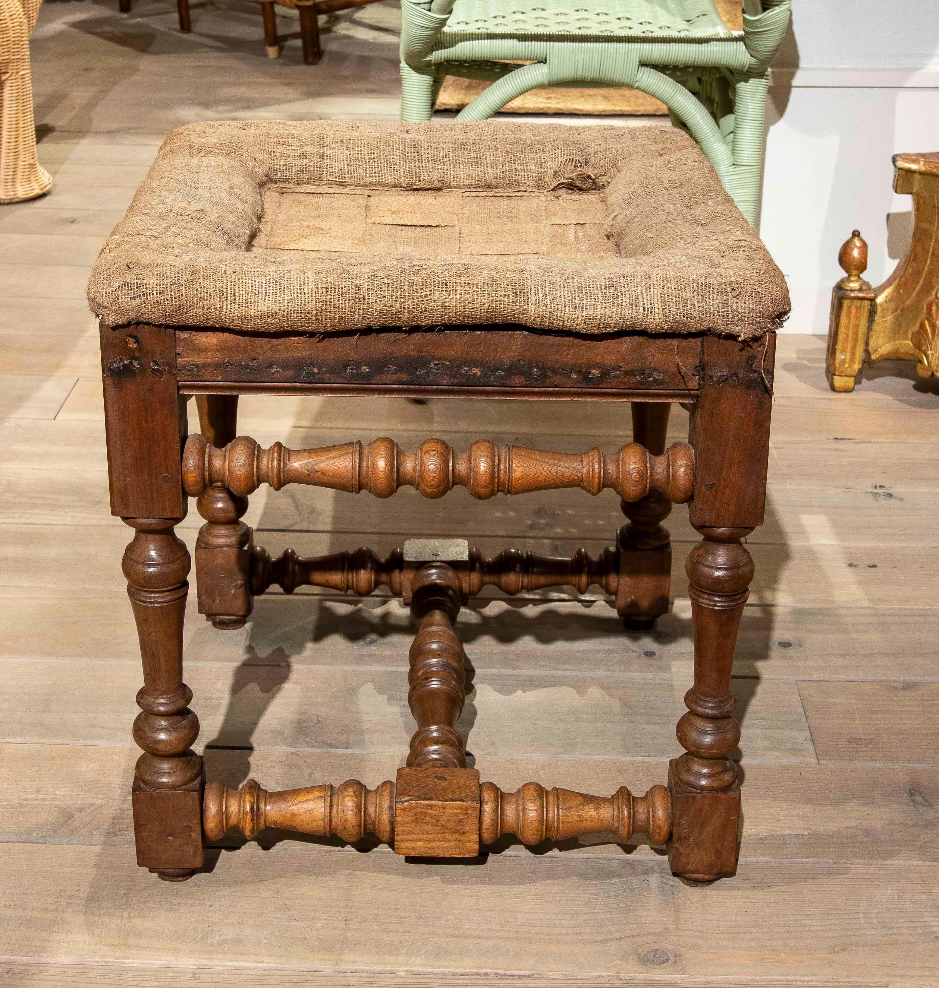 17. Vintage geschnitzter Holzhocker mit original unbedecktem Sitz im Zustand „Gut“ im Angebot in Marbella, ES