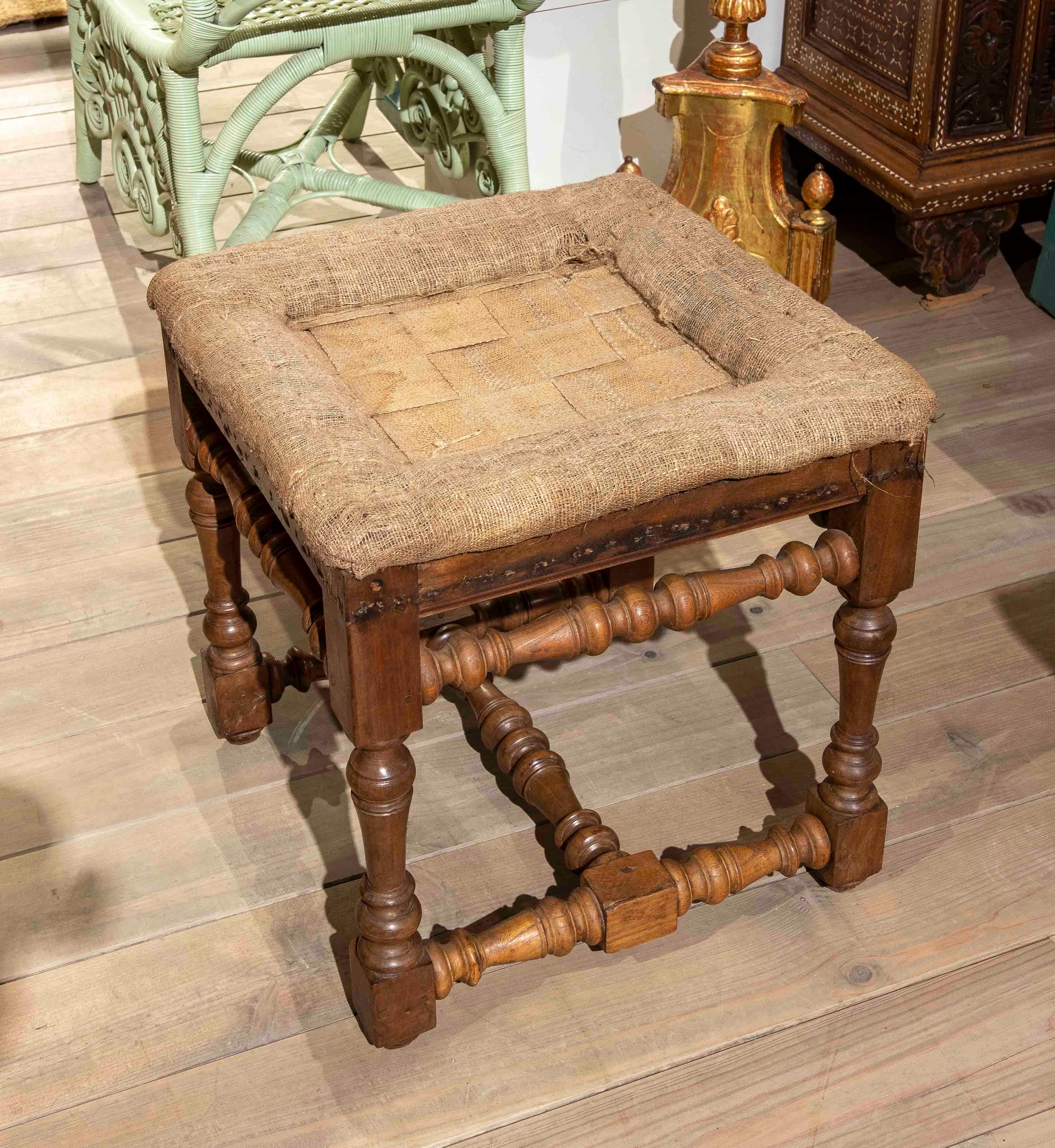17. Vintage geschnitzter Holzhocker mit original unbedecktem Sitz (18. Jahrhundert und früher) im Angebot