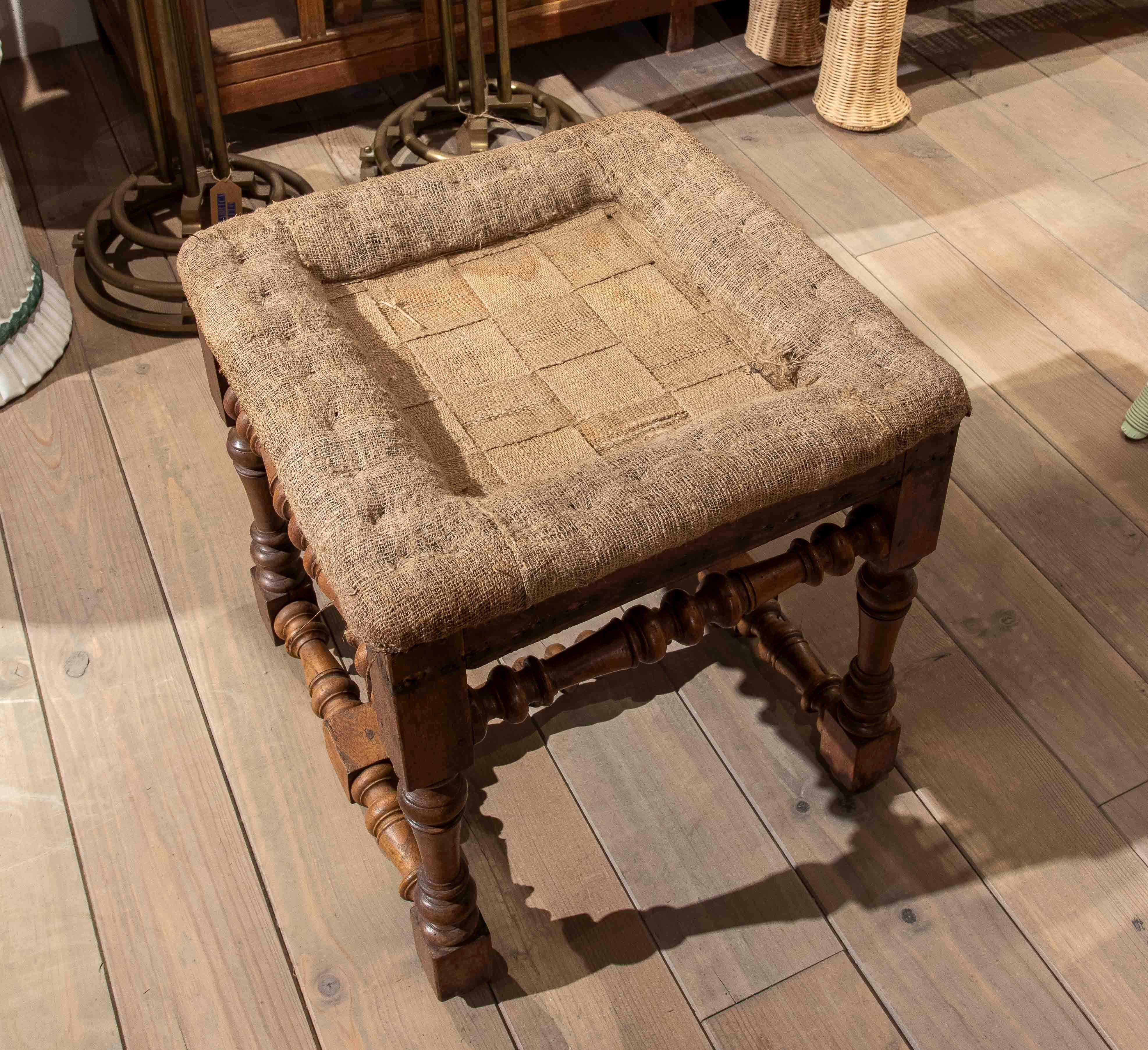 17. Vintage geschnitzter Holzhocker mit original unbedecktem Sitz im Angebot 1