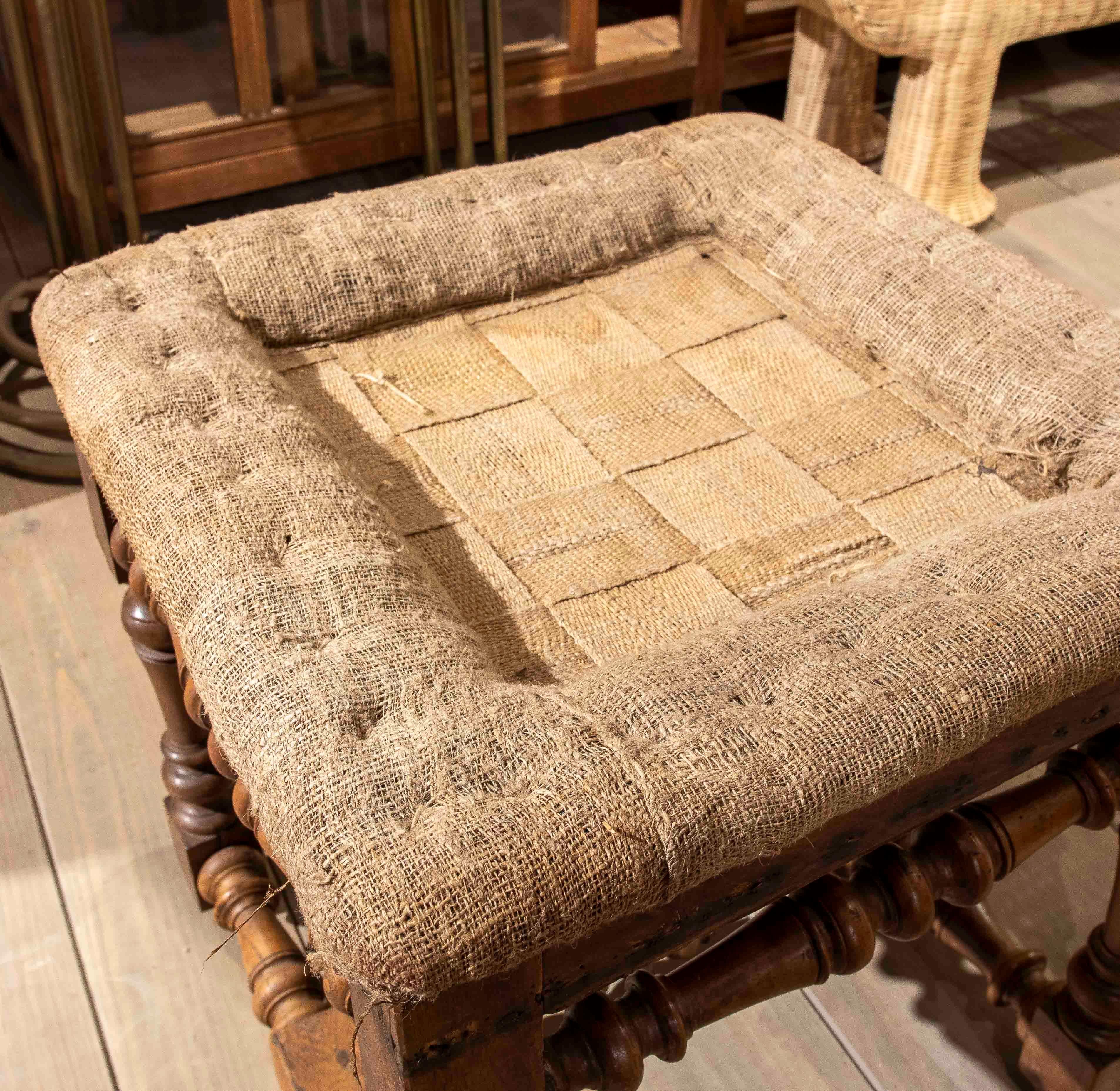 17. Vintage geschnitzter Holzhocker mit original unbedecktem Sitz im Angebot 2