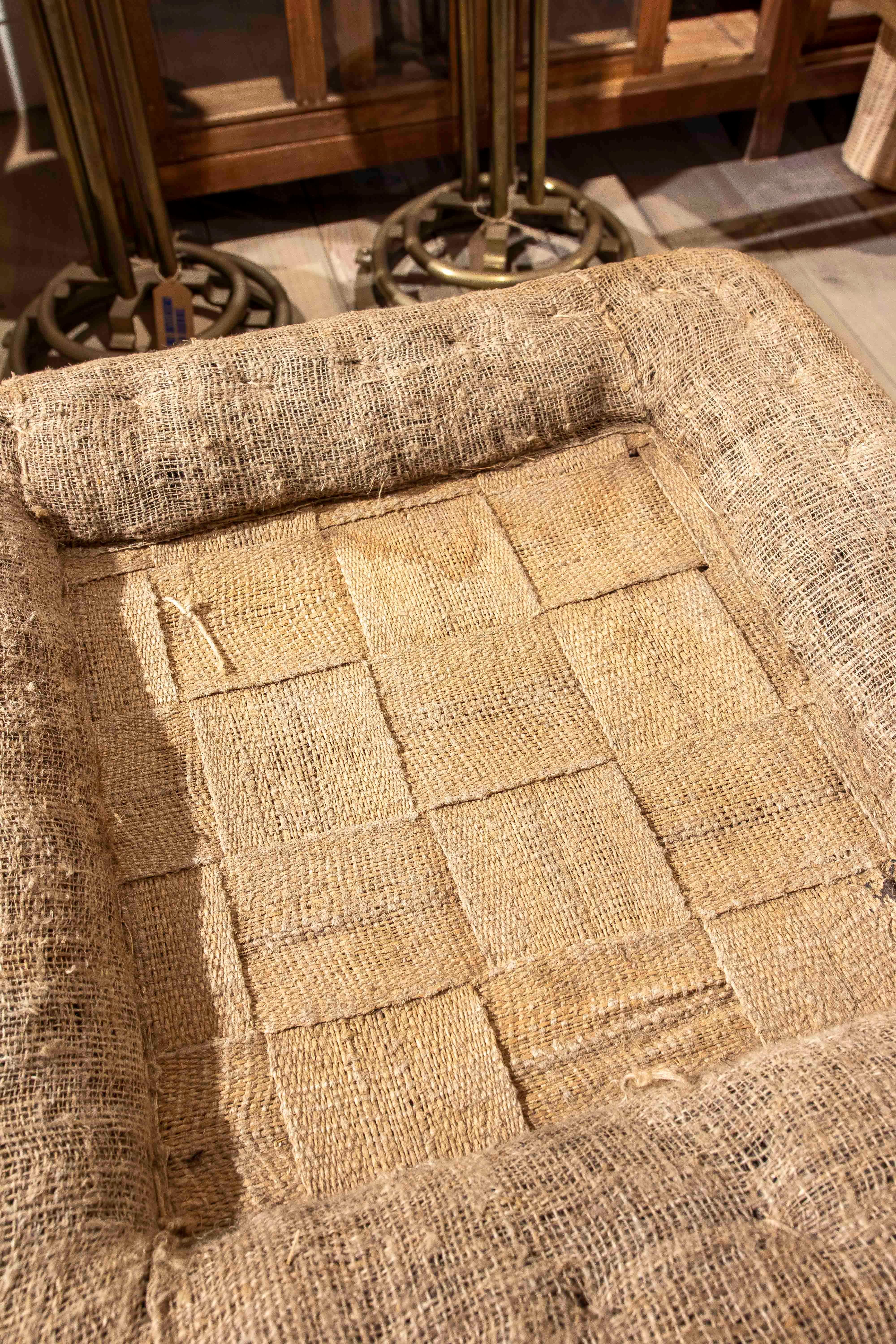 17. Vintage geschnitzter Holzhocker mit original unbedecktem Sitz im Angebot 4
