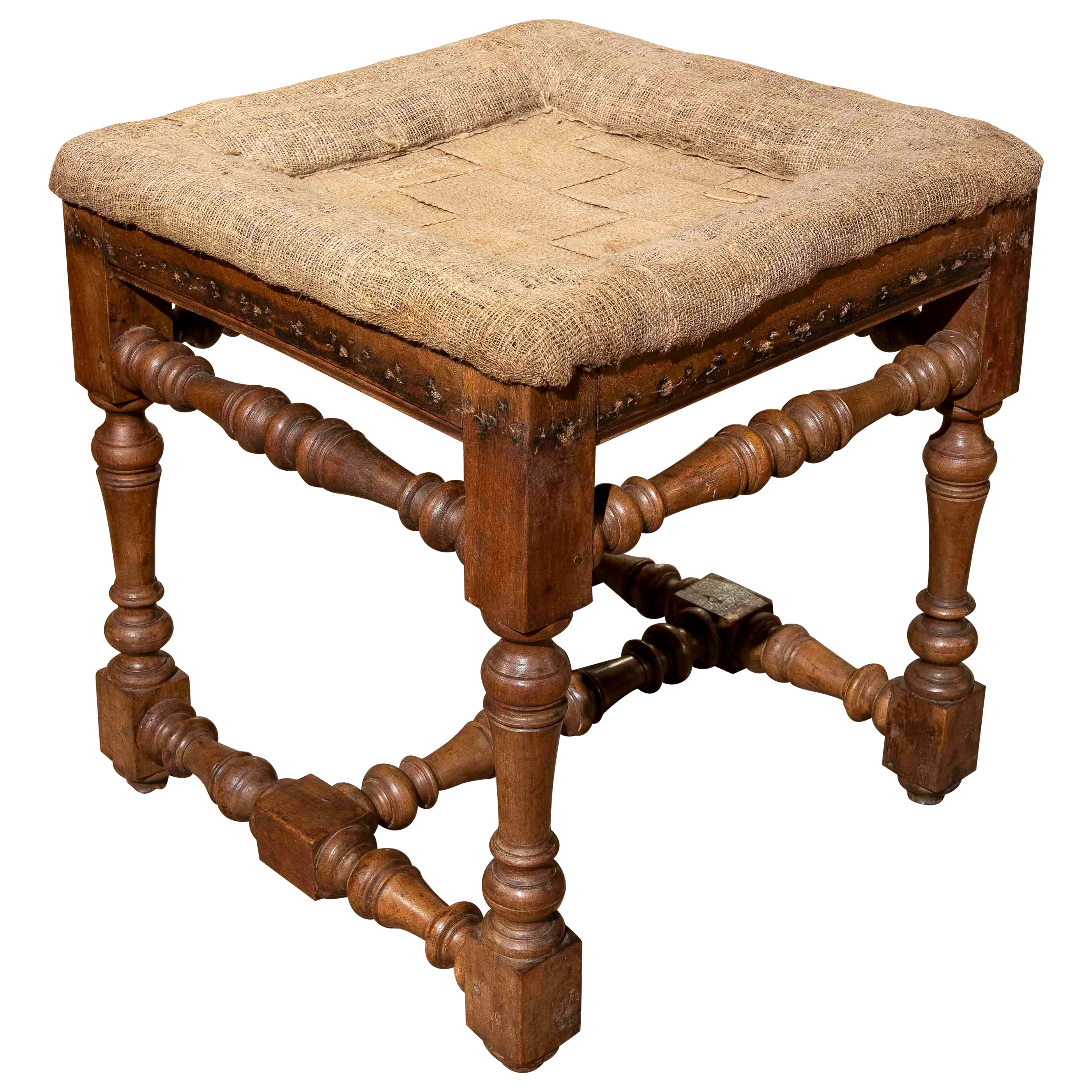 Tabouret en bois sculpté du 17ème siècle avec assise non couverte d'origine