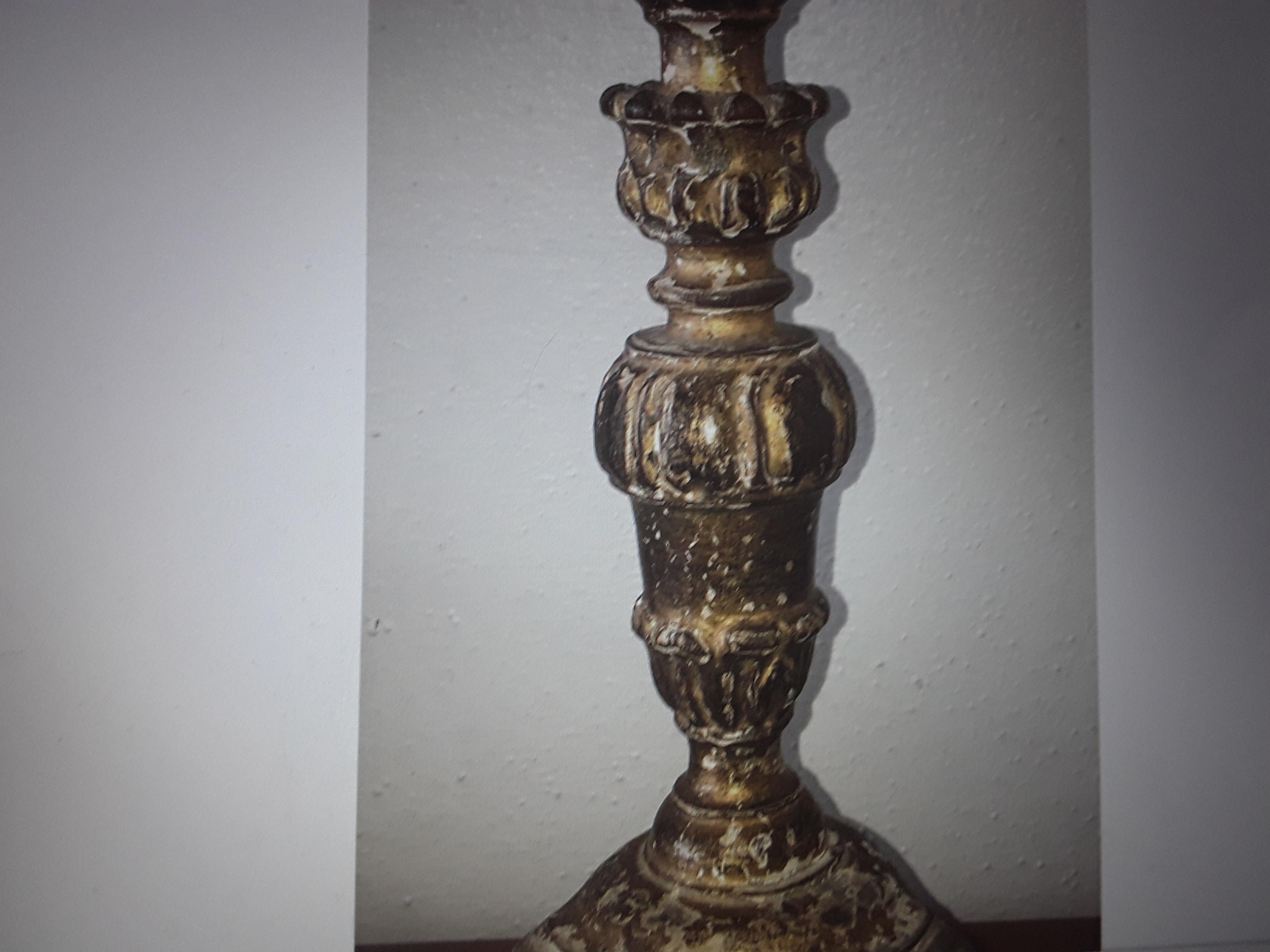17. Jahrhundert Antike Französisch Louis XVI geschnitzt Holz Kerzenhalter / Jetzt eine Lampe Vergoldete Spuren im Angebot 3
