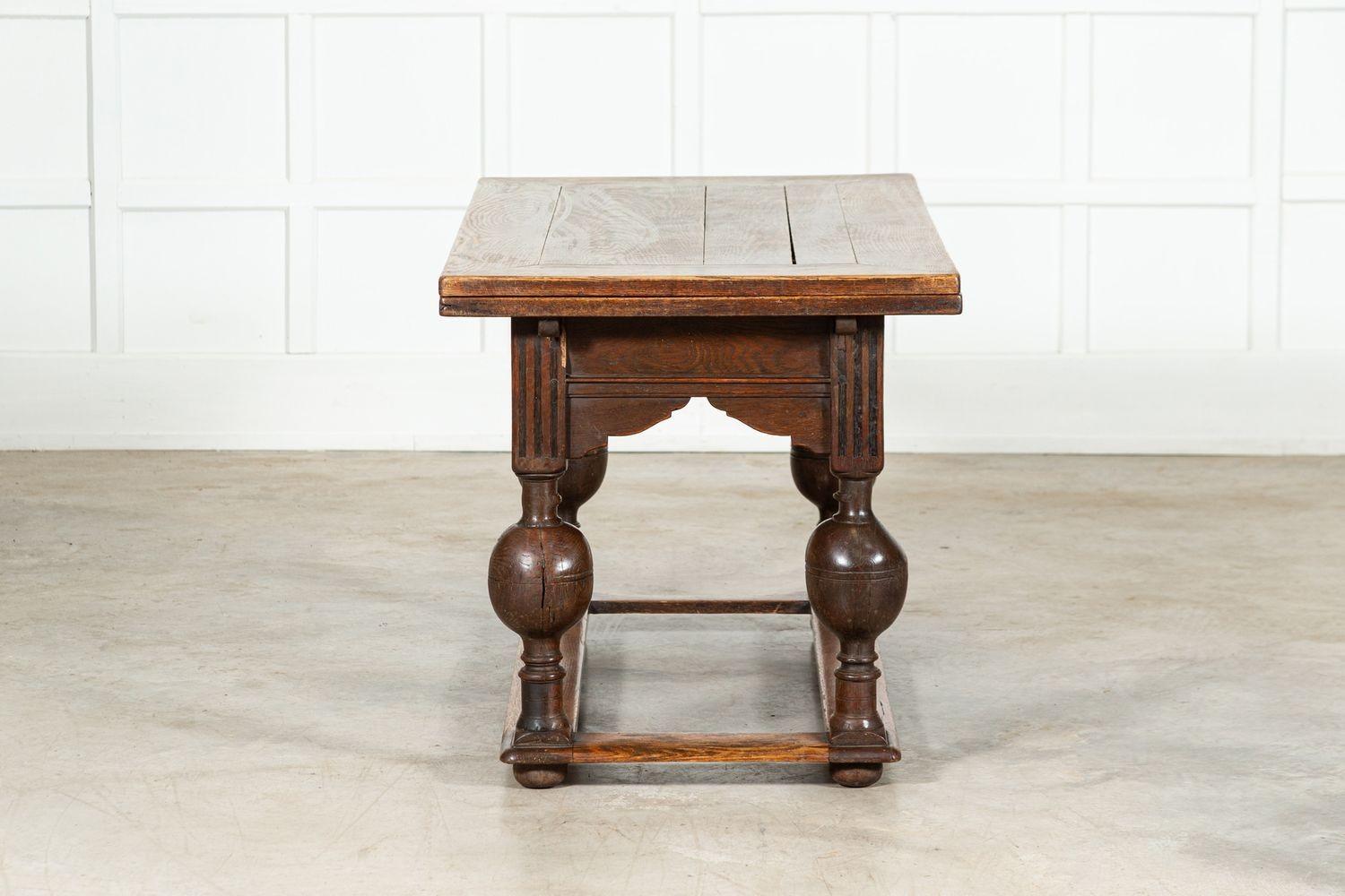 Table de centre en chêne hollandais du 17e siècle à feuilles de tirage en vente 5