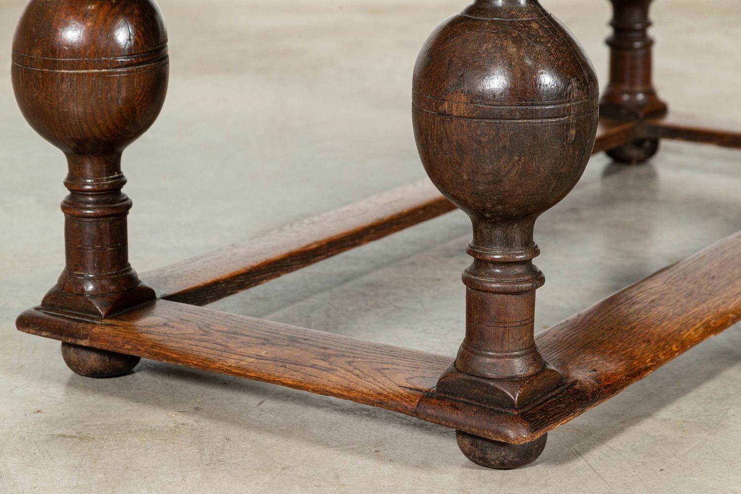 Table de centre en chêne hollandais du 17e siècle à feuilles de tirage en vente 6
