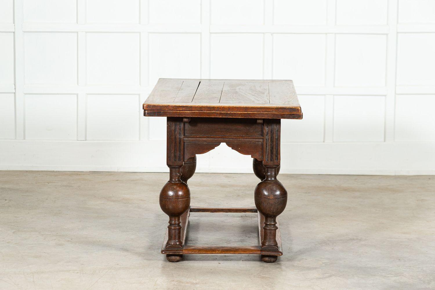 Table de centre en chêne hollandais du 17e siècle à feuilles de tirage en vente 7