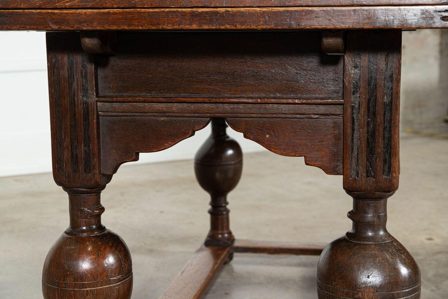 Table de centre en chêne hollandais du 17e siècle à feuilles de tirage en vente 8