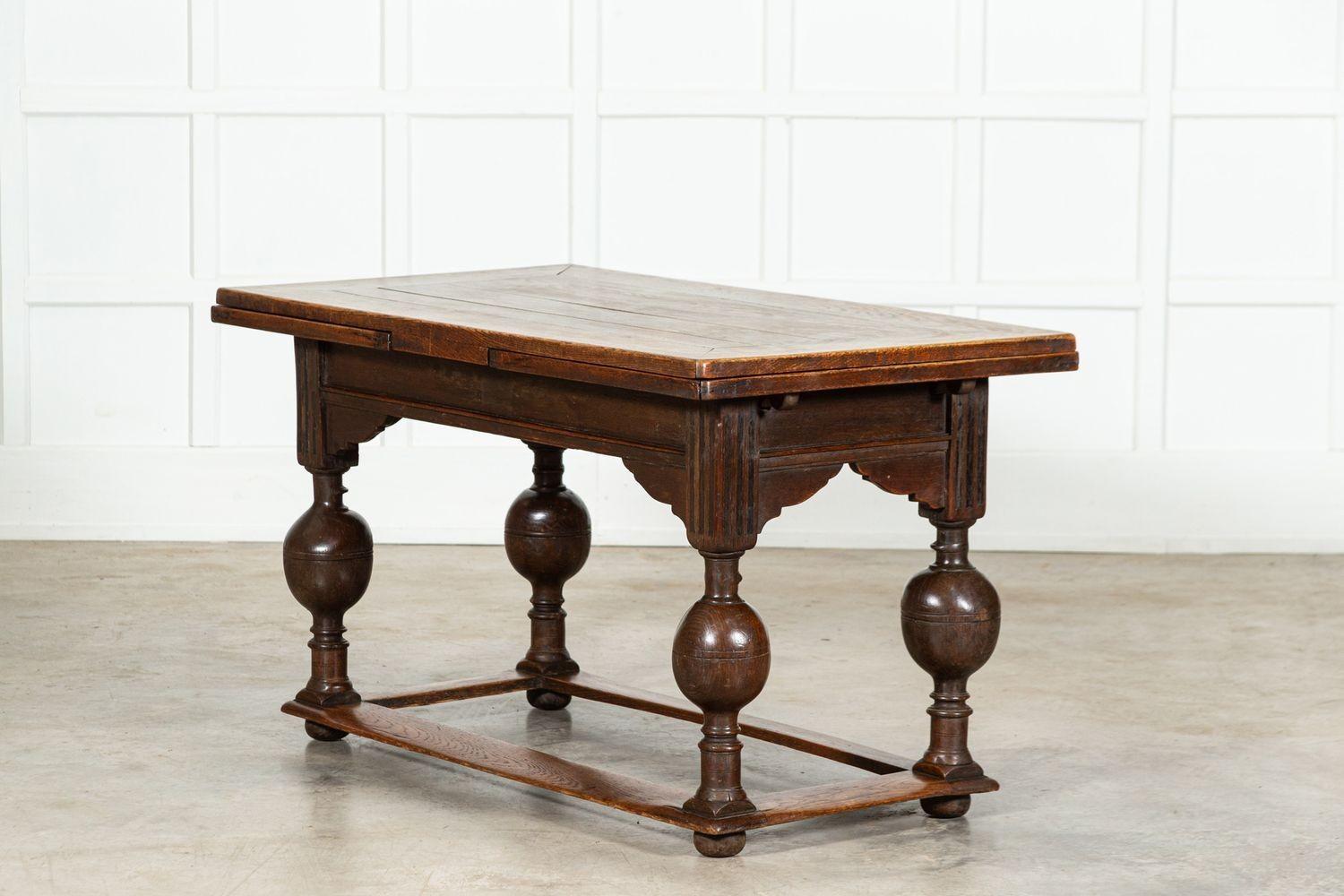 Table de centre en chêne hollandais du 17e siècle à feuilles de tirage en vente 9