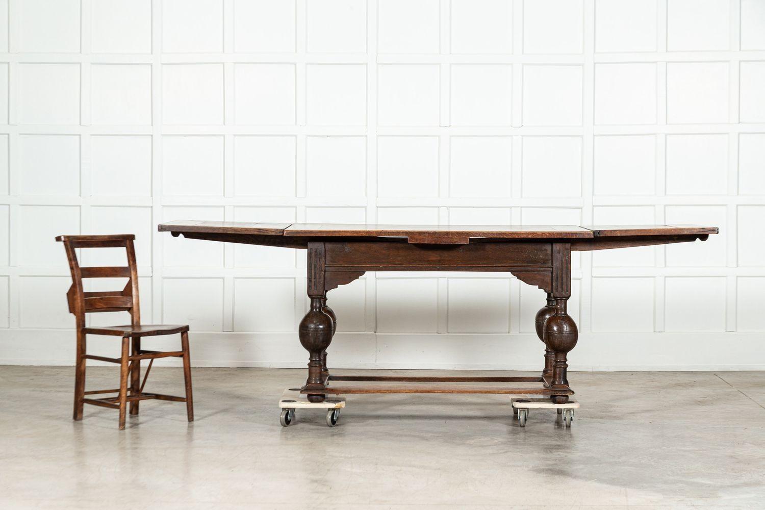 Table de centre en chêne hollandais du 17e siècle à feuilles de tirage en vente 11