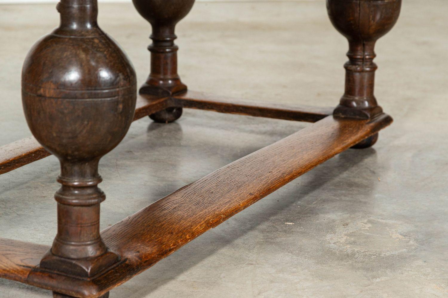 Table de centre en chêne hollandais du 17e siècle à feuilles de tirage en vente 12