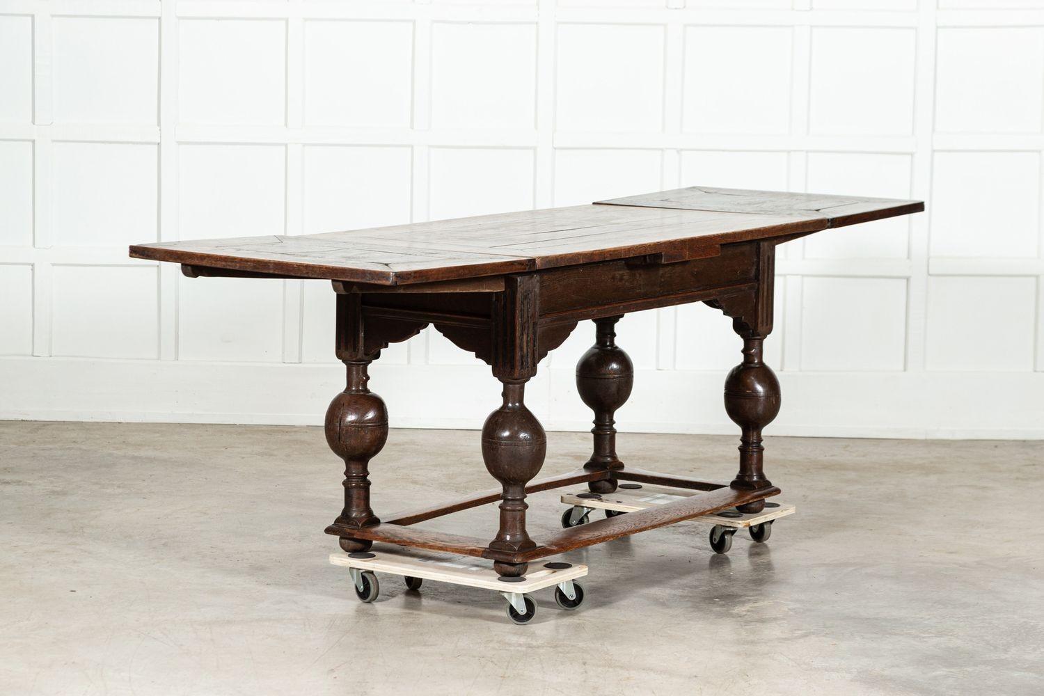vers 1670
Table de centre en chêne hollandais du 17e siècle à feuilles de tirage
sku 1816
Avec feuilles étendues L243 cm
W134 x D74 x H73 cm
Poids 63 kg