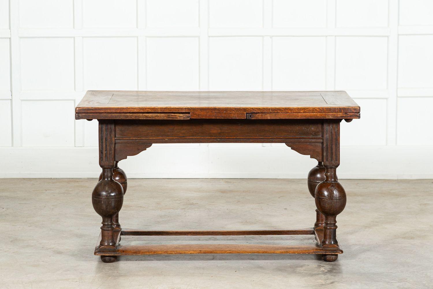 Table de centre en chêne hollandais du 17e siècle à feuilles de tirage Bon état - En vente à Staffordshire, GB