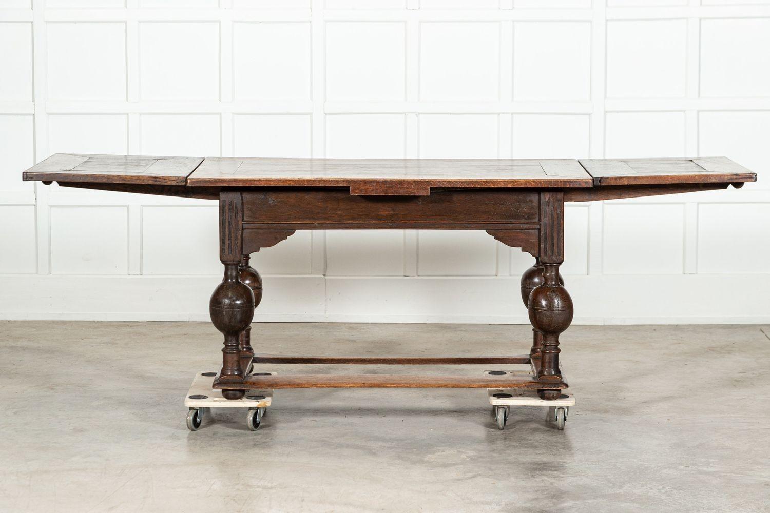 XVIIIe siècle et antérieur Table de centre en chêne hollandais du 17e siècle à feuilles de tirage en vente