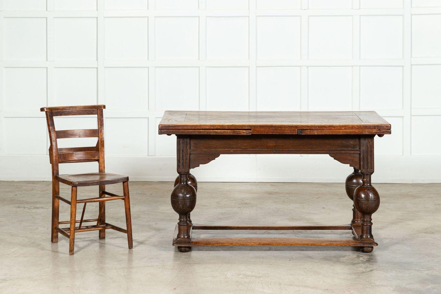 Chêne Table de centre en chêne hollandais du 17e siècle à feuilles de tirage en vente