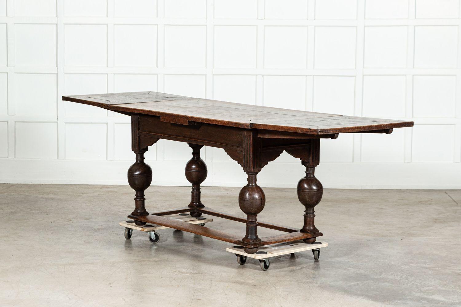 Table de centre en chêne hollandais du 17e siècle à feuilles de tirage en vente 2