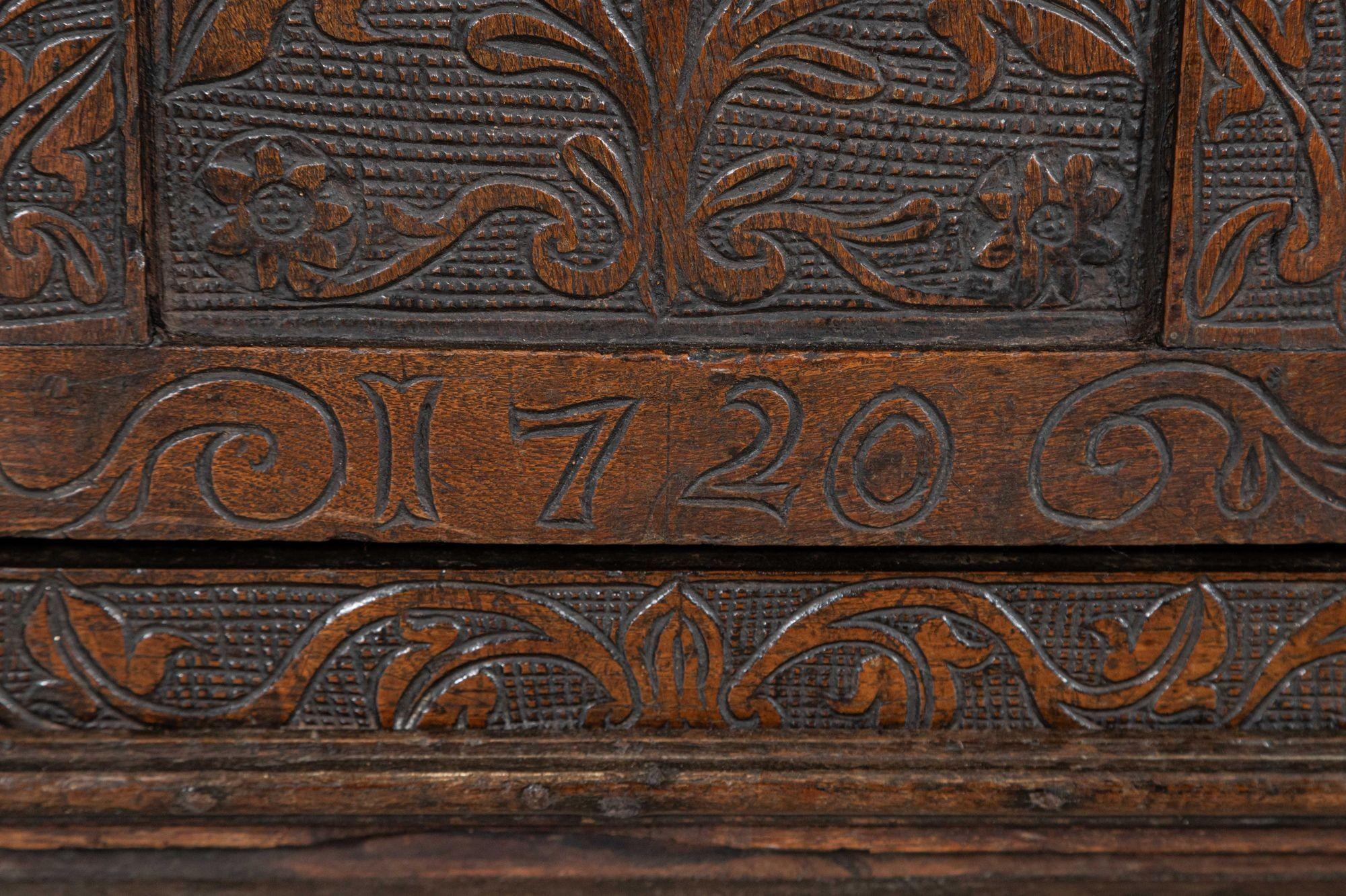 Cassapanca inglese del XVII secolo in Oak intagliata in vendita 8