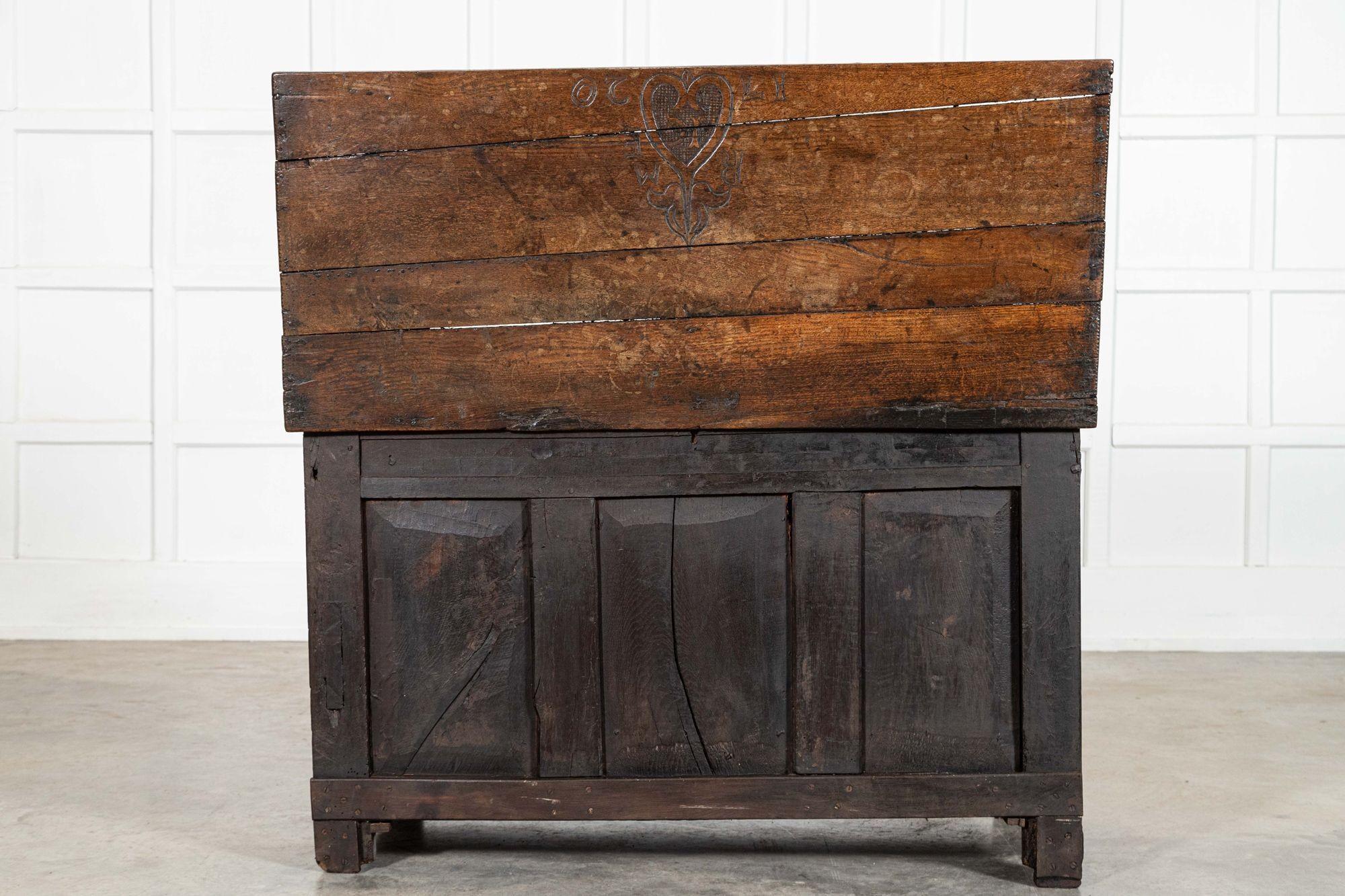 Cassapanca inglese del XVII secolo in Oak intagliata in vendita 9
