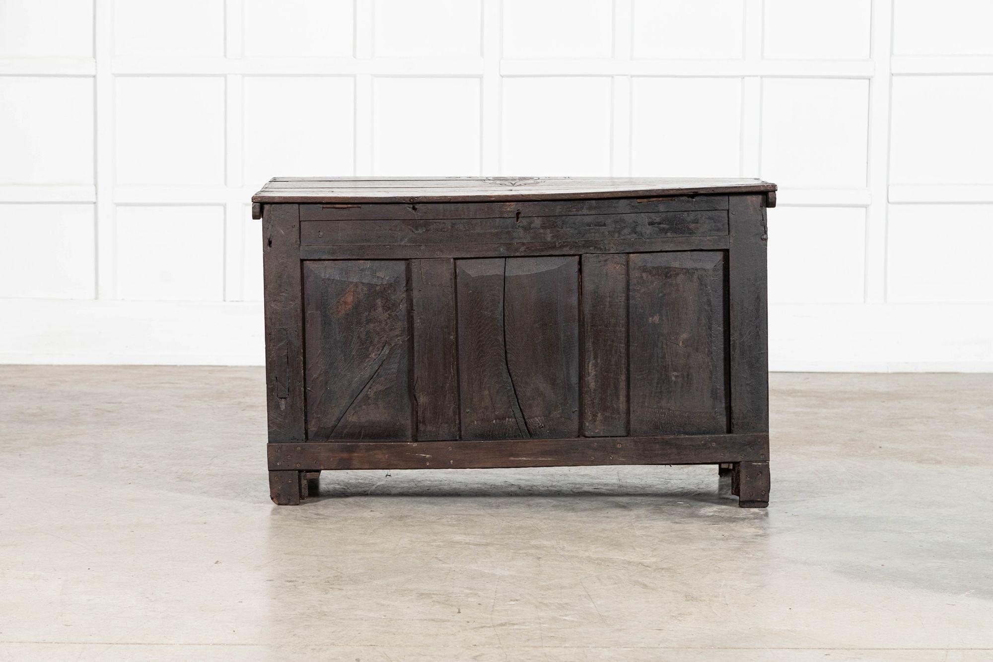 Cassapanca inglese del XVII secolo in Oak intagliata in vendita 10