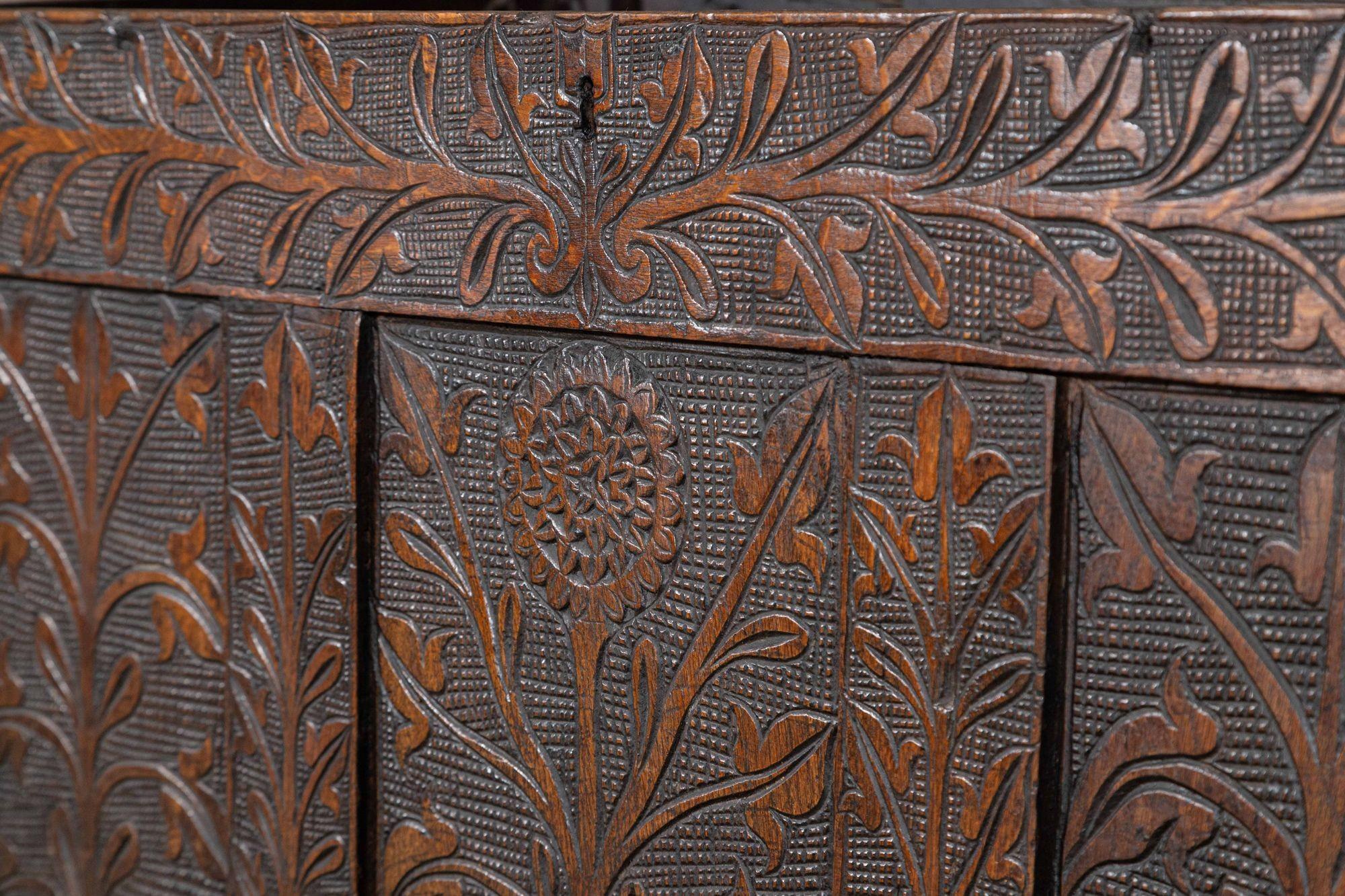 1680 circa
Cassapanca inglese del XVII secolo in Oak intagliata
sku 2103
L115 x P51 x H71,5 cm
Peso 40Kg