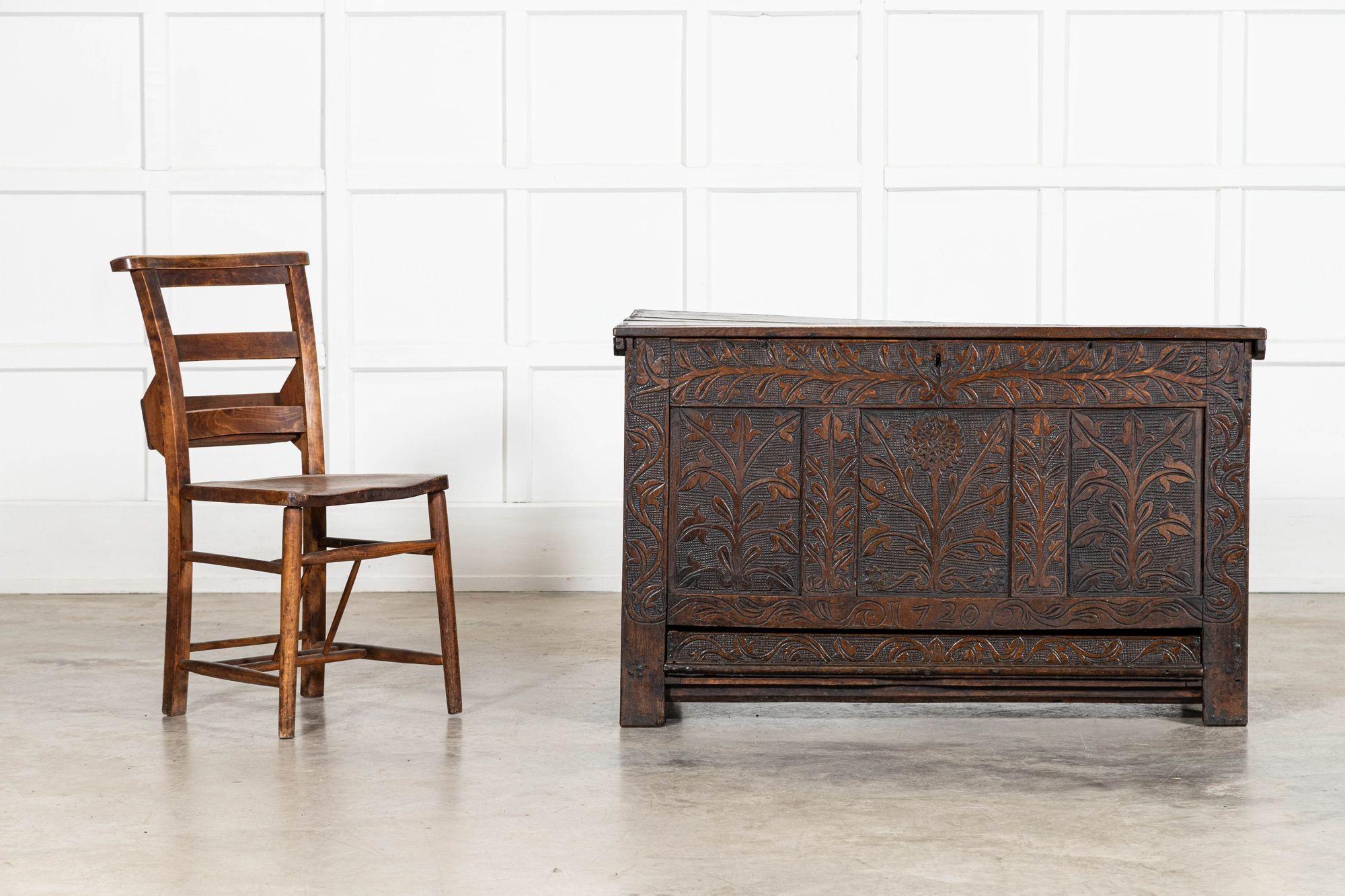 Fino al XVIII secolo Cassapanca inglese del XVII secolo in Oak intagliata in vendita