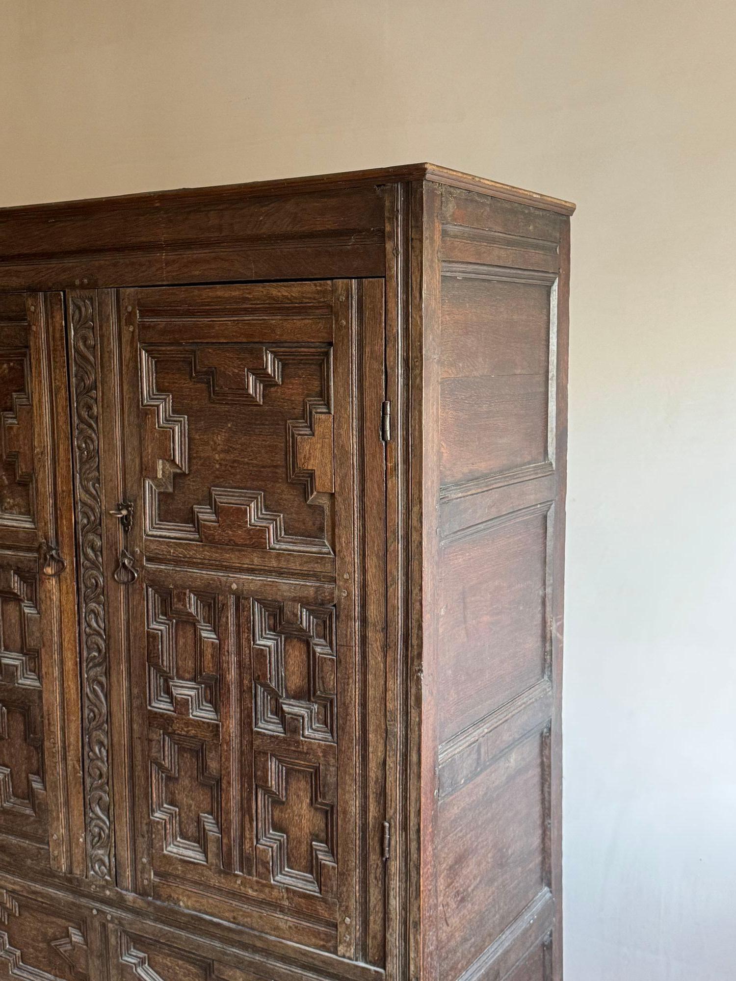 Armoire à presse suspendue en chêne anglais du 17e siècle 2