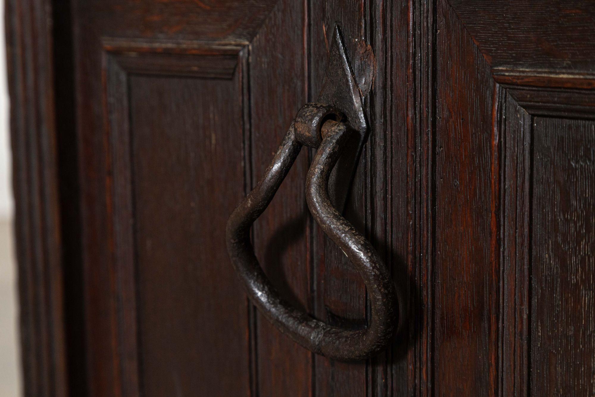 hacia 1680
Artesonado inglés de roble del siglo XVII
sku 2102
W145.5 x D59 x H67 cm
Peso 41 kg