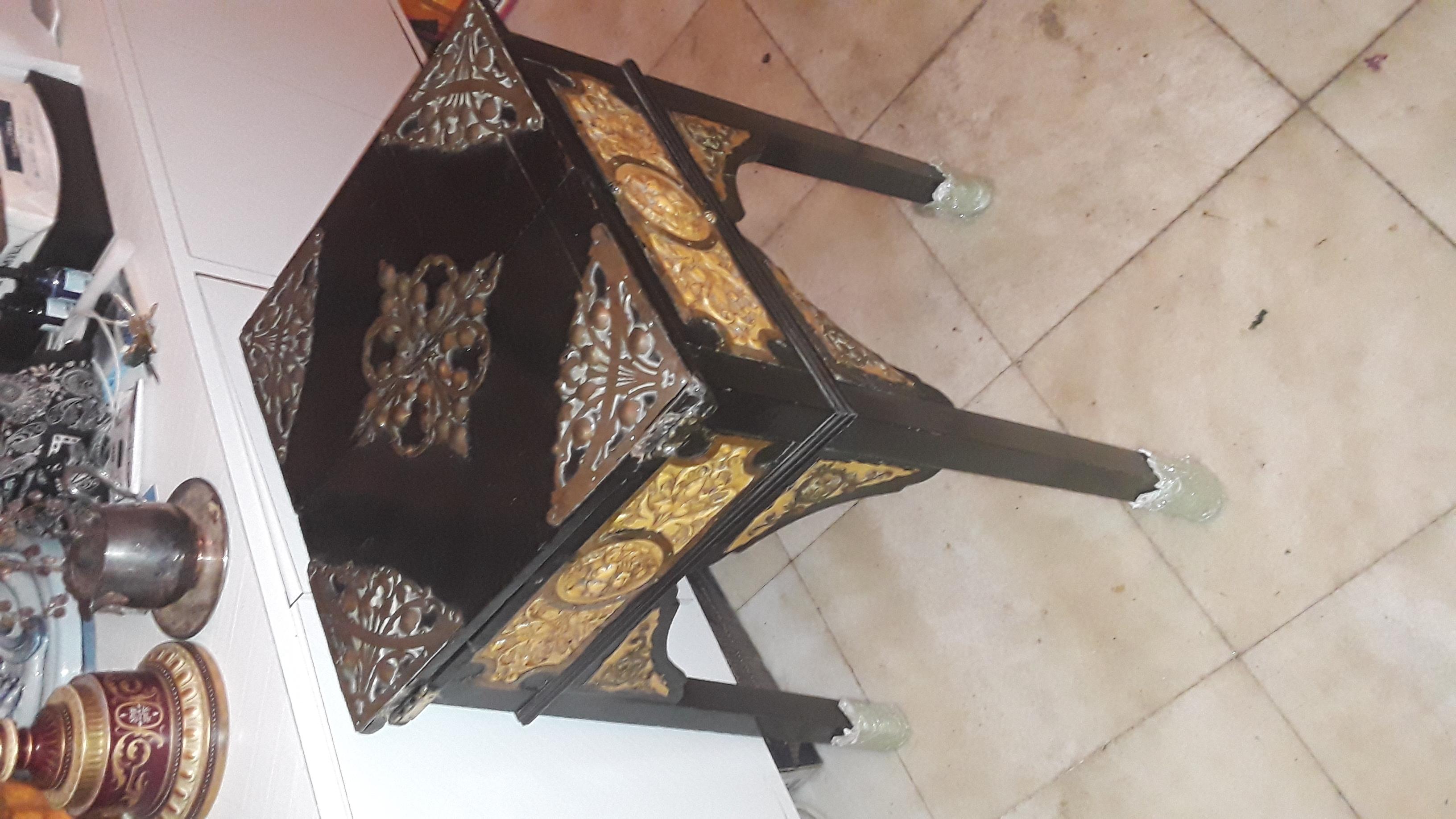 Antiquités françaises du 17e siècle - Table à jeux Louis XIV laquée noir avec bronze 5