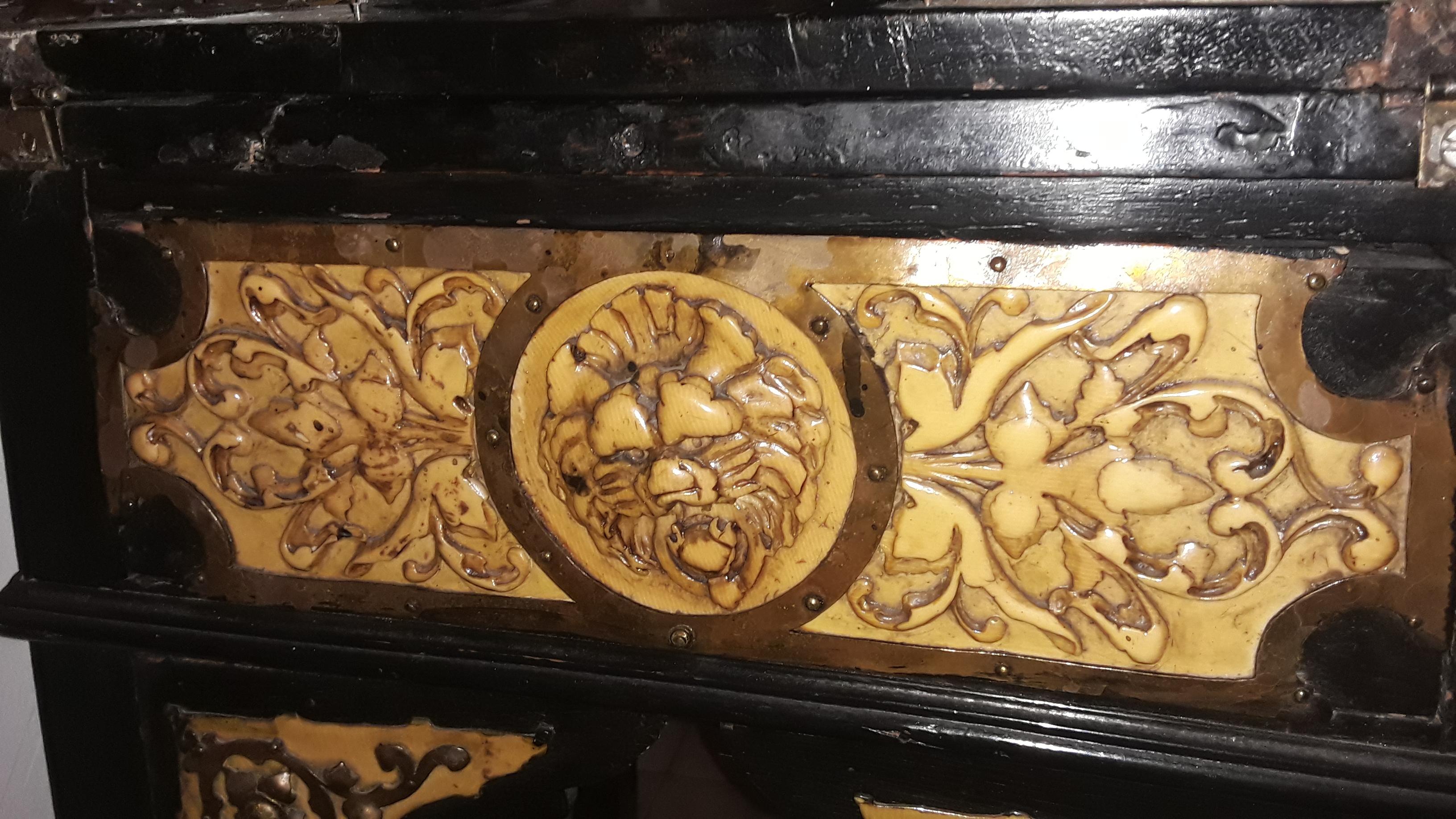 Antiquités françaises du 17e siècle - Table à jeux Louis XIV laquée noir avec bronze 10