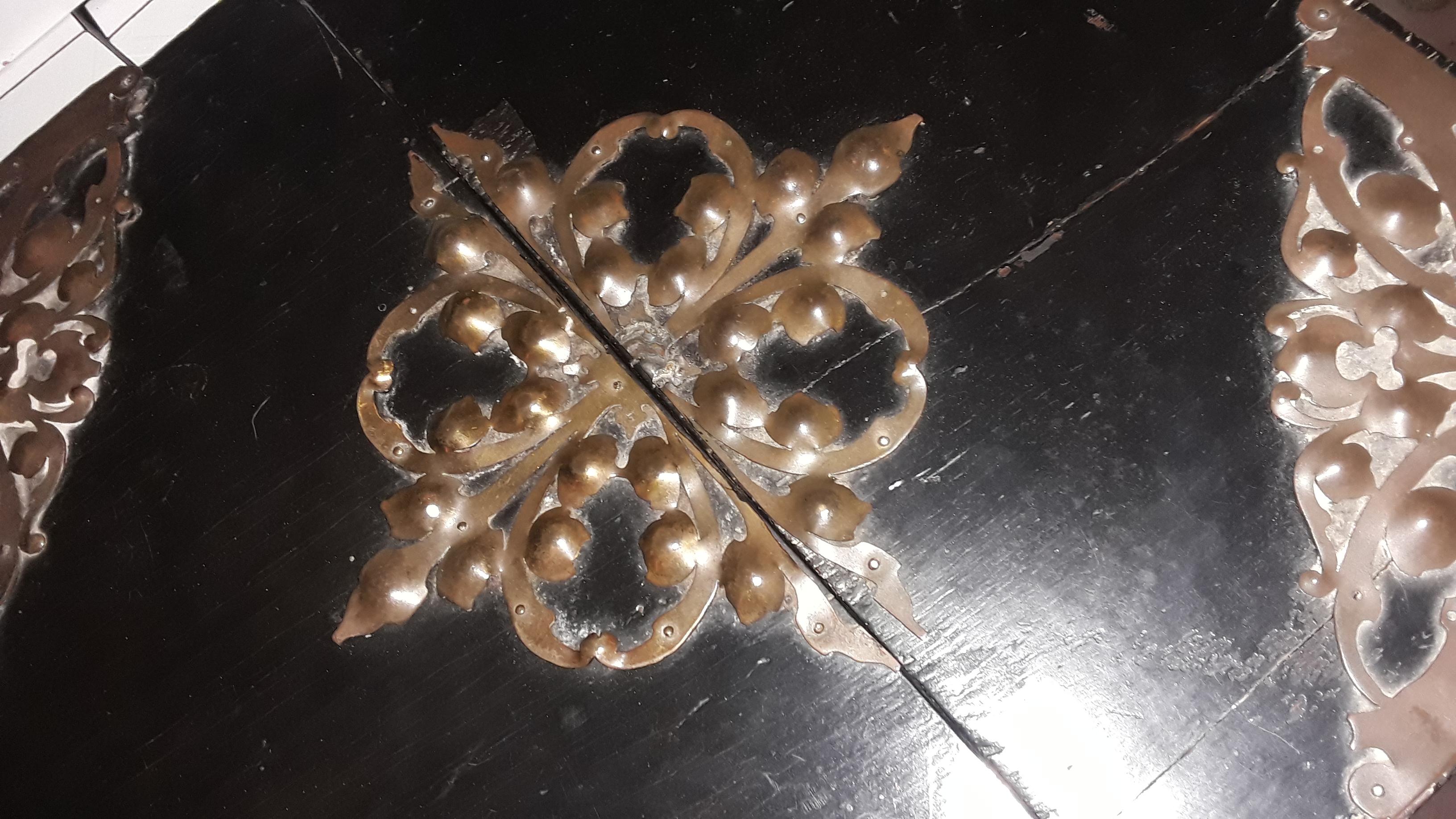 Antiquités françaises du 17e siècle - Table à jeux Louis XIV laquée noir avec bronze 11