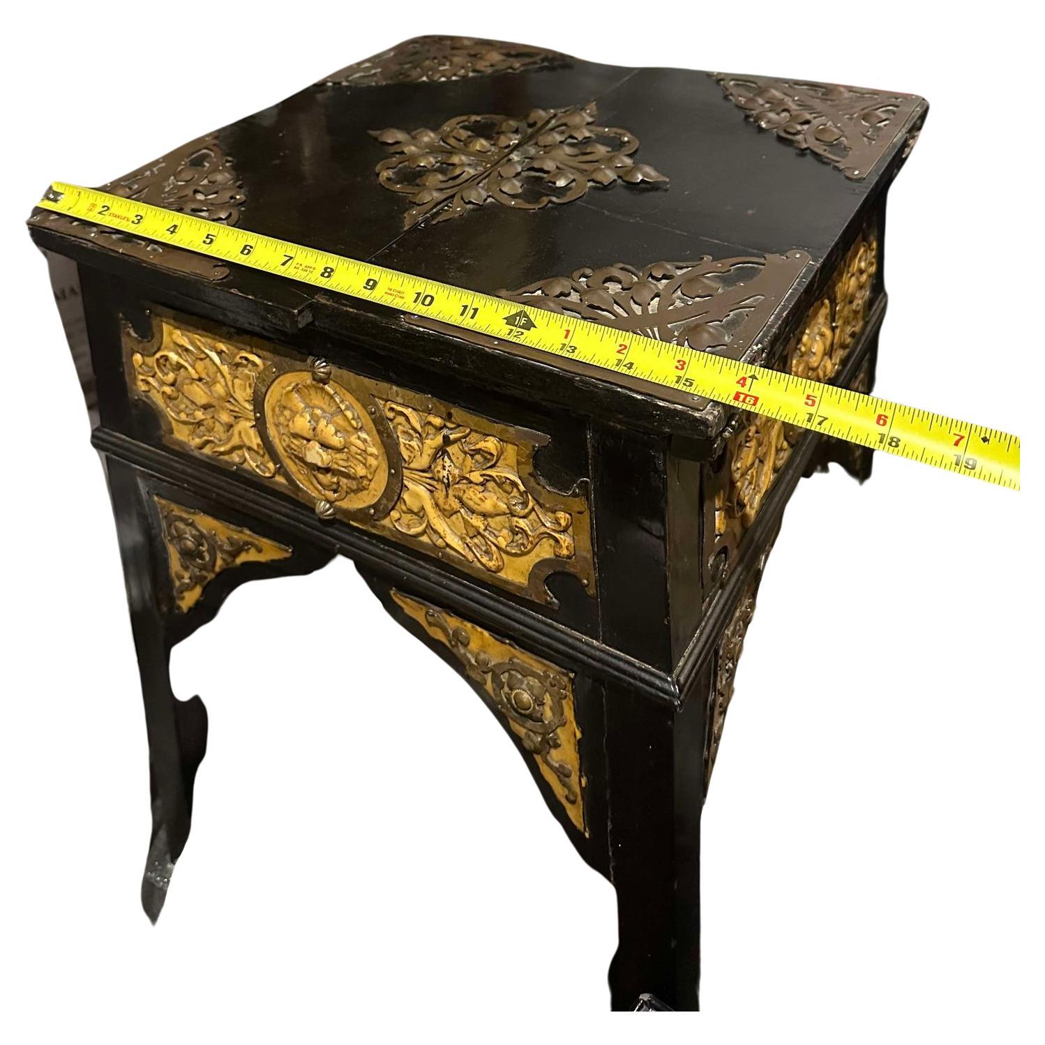 Table d'échecs/de jeu Louis XIV du 17e siècle, laquée noir et ornée de bronze. Il s'agit d'une pièce très rare Andre Charles Boulle ? [nous ne sommes pas sûrs]. Les charnières ont été légèrement restaurées. Le bois est assemblé en Dado. Pour le