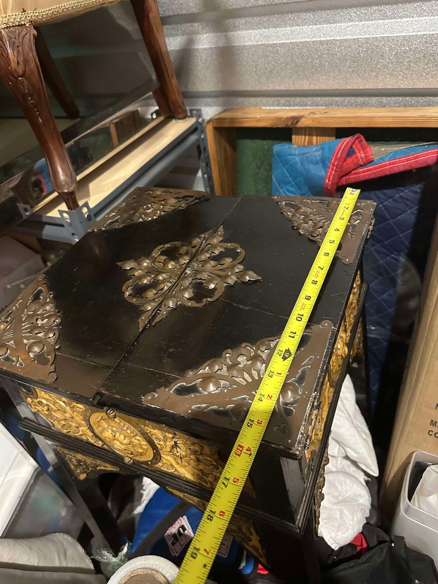 Français Antiquités françaises du 17e siècle - Table à jeux Louis XIV laquée noir avec bronze