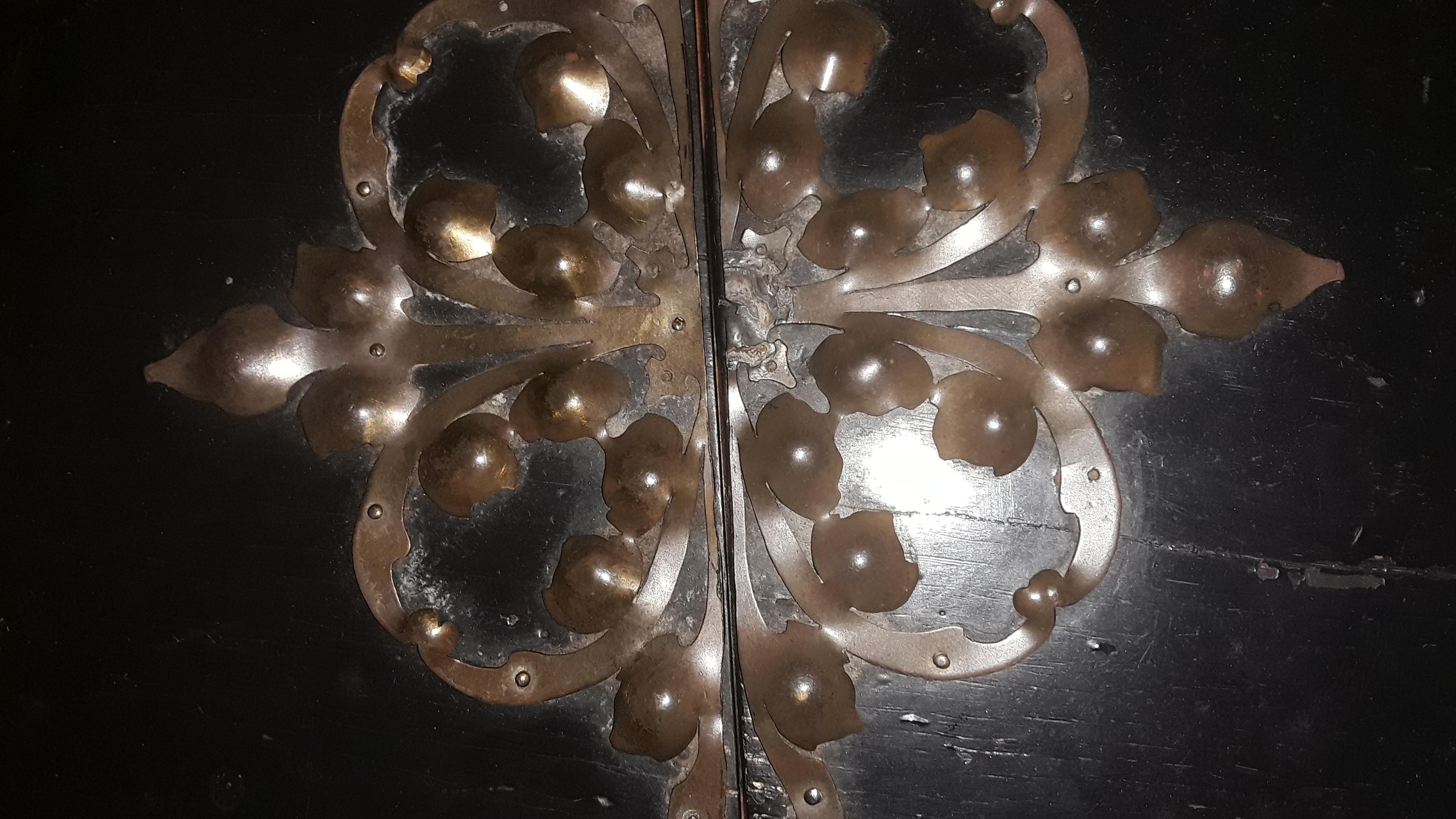 Bois Antiquités françaises du 17e siècle - Table à jeux Louis XIV laquée noir avec bronze