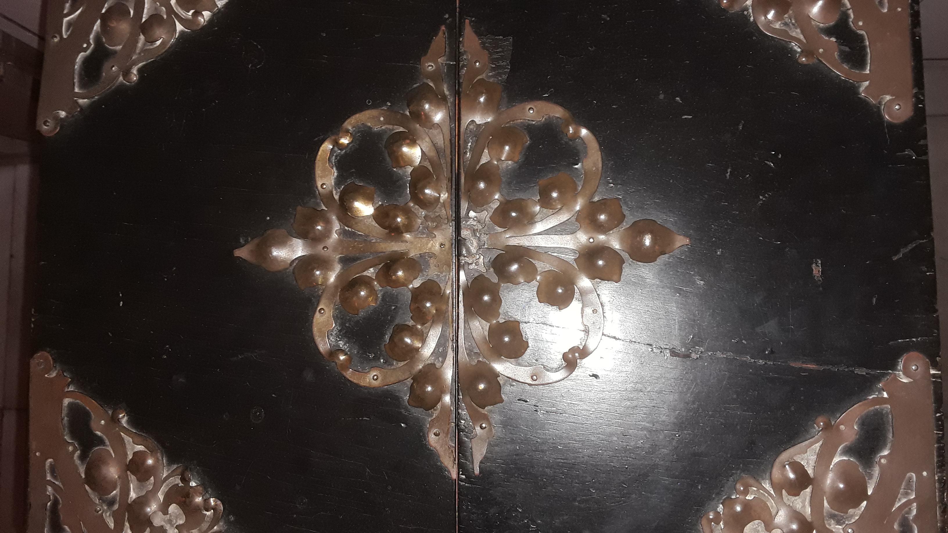 Antiquités françaises du 17e siècle - Table à jeux Louis XIV laquée noir avec bronze 1