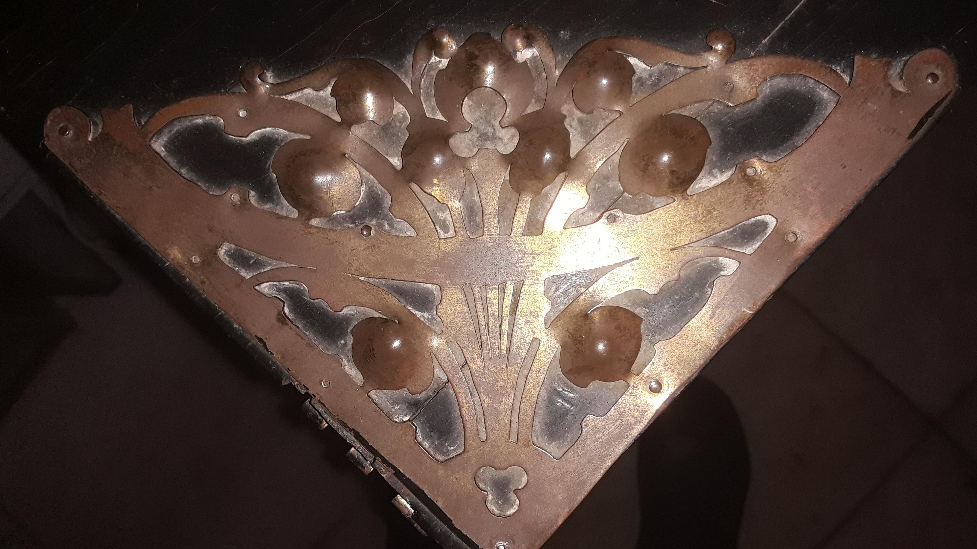 Antiquités françaises du 17e siècle - Table à jeux Louis XIV laquée noir avec bronze 2