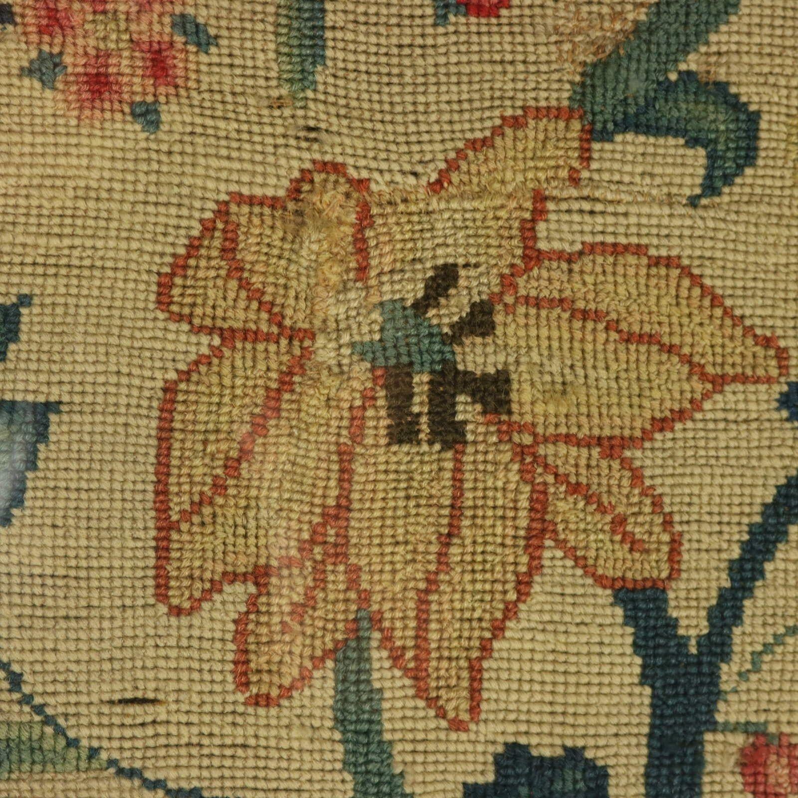 Gros Point-Stickerei aus dem 17. Jahrhundert - Blumenvase mit Vogel im Angebot 7