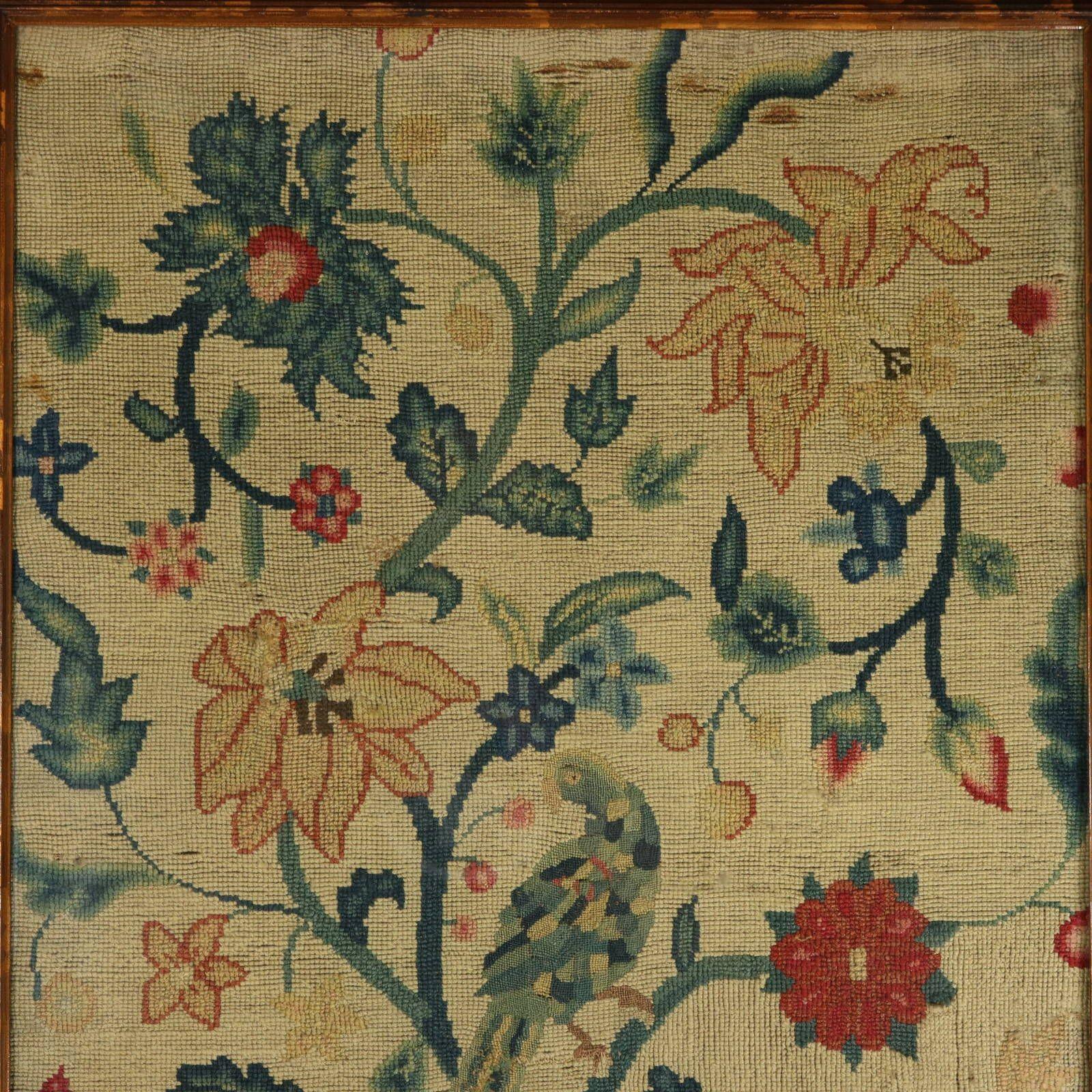 Restaurierungszeit Gros Point Wollstickerei von Blumen in einer Vase. Mit einem in Petit Point gestickten Vogel, der inmitten der Blumen sitzt. Die Stickerei ist in Wolle auf einem Leinengrund gearbeitet. Die Stickerei zeigt eine Vielzahl von Blumen