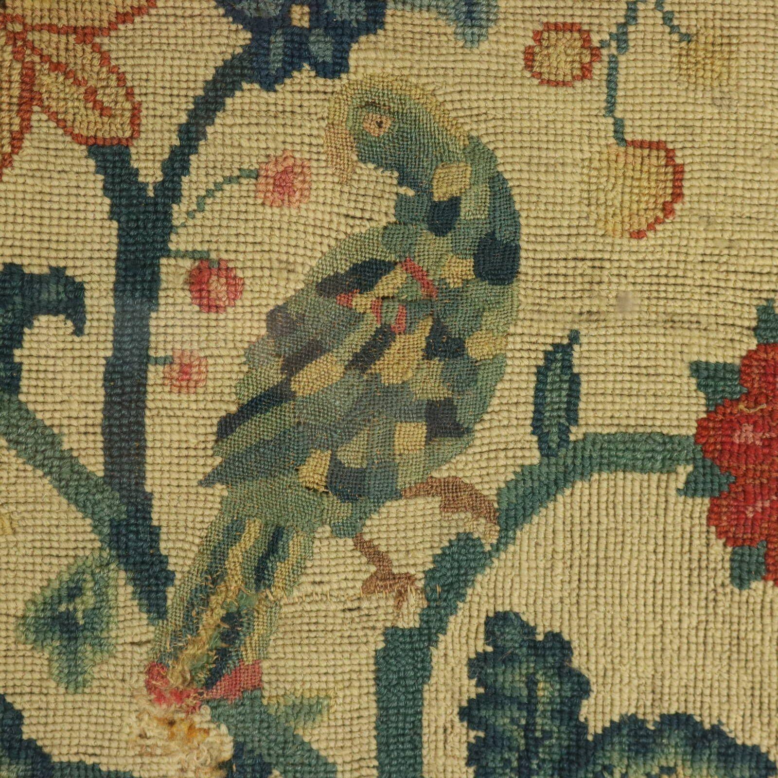 Gros Point-Stickerei aus dem 17. Jahrhundert - Blumenvase mit Vogel (Wolle) im Angebot