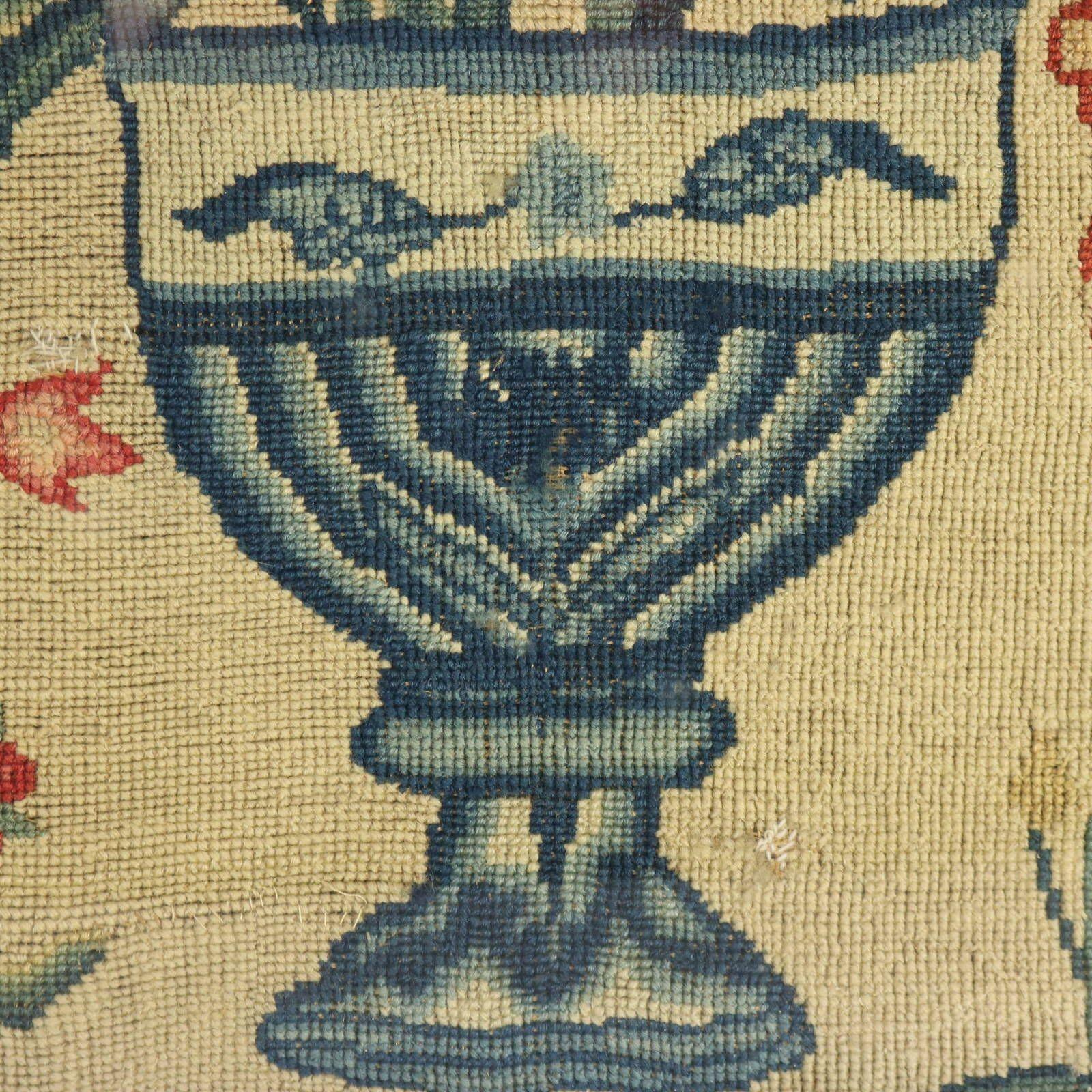 Gros Point-Stickerei aus dem 17. Jahrhundert - Blumenvase mit Vogel im Angebot 1