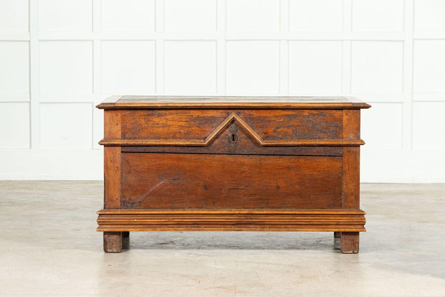 vers 1680
Coffre en bois de cèdre italien du 17e siècle
sku 1833
W124 x D63 x H69 cm
Poids 30 kg